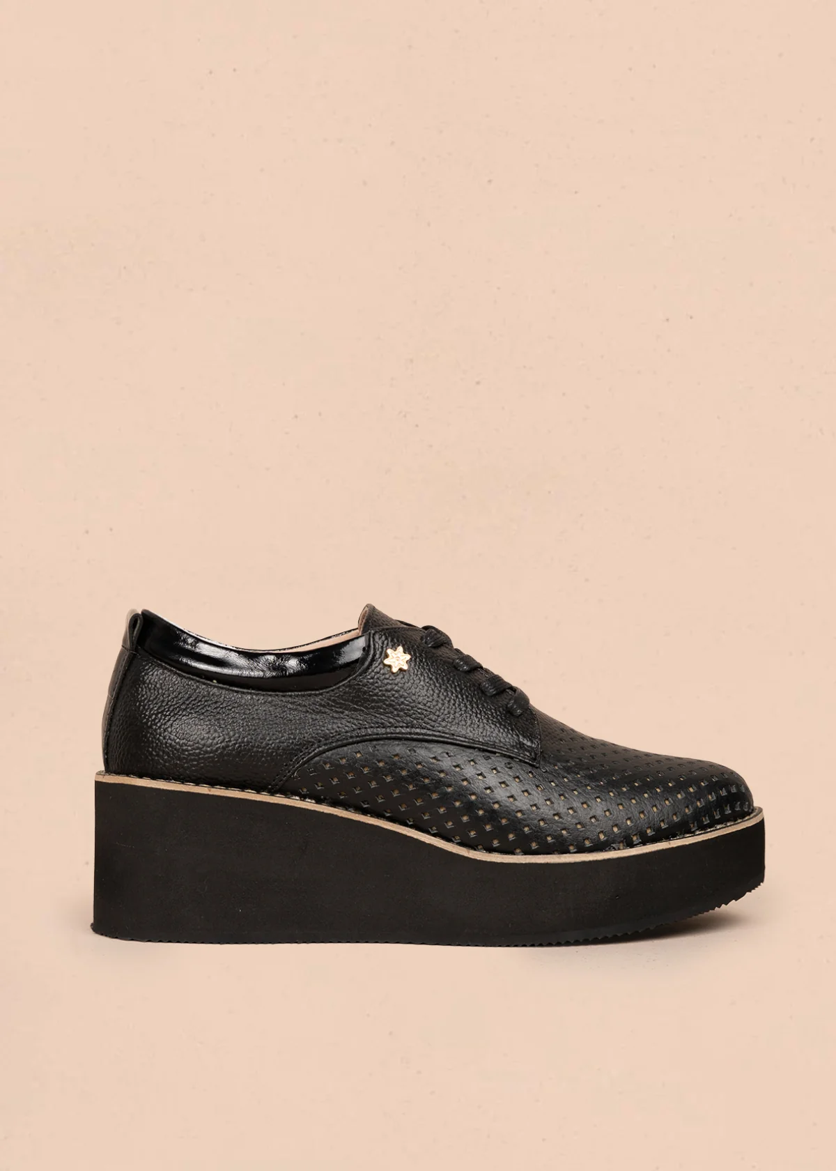 Zapatos con atadura en cuero color negro con perforaciones 106081