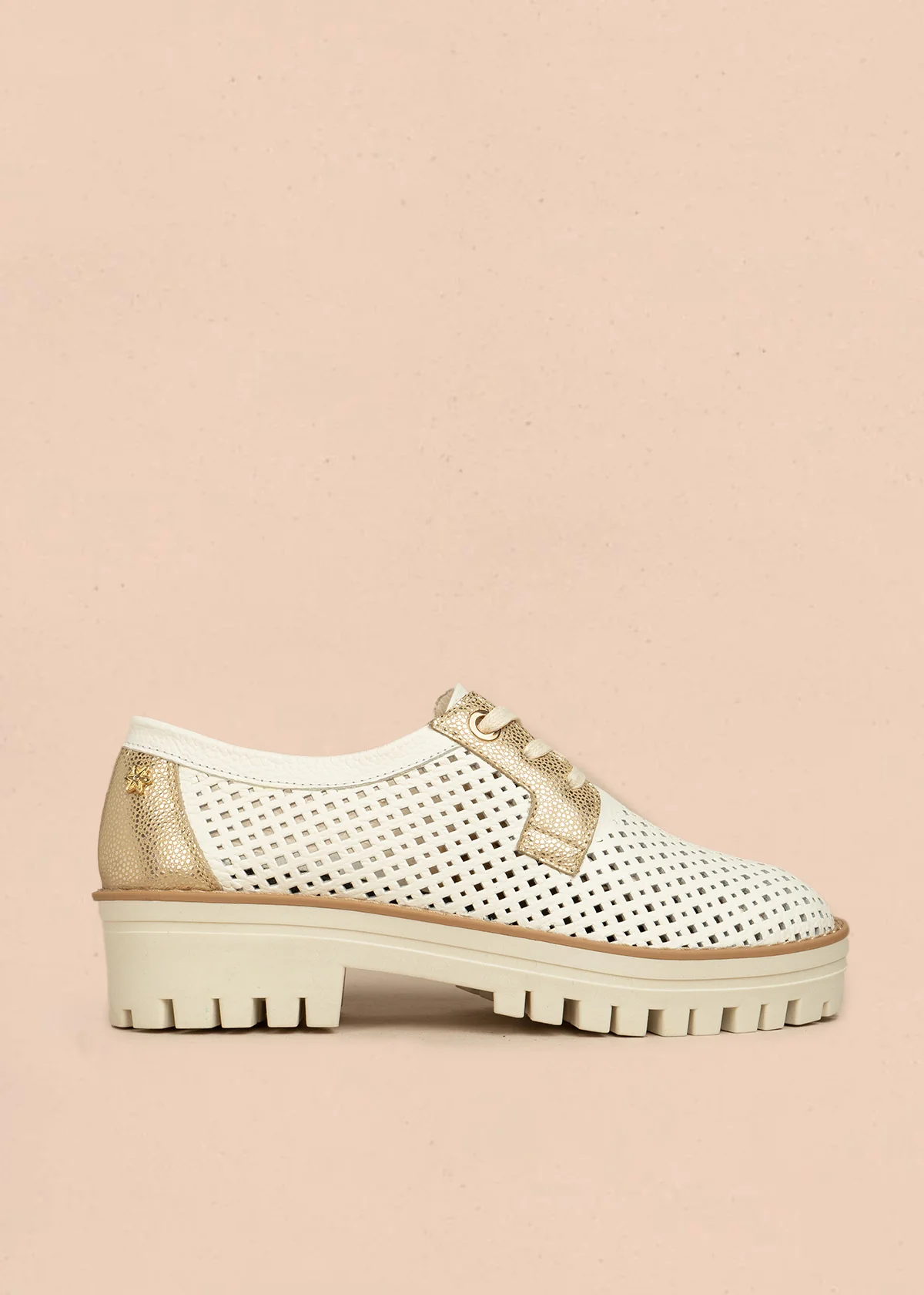Zapatos de cuero color talco con atadura, diseño perforado y detalles dorados 106479