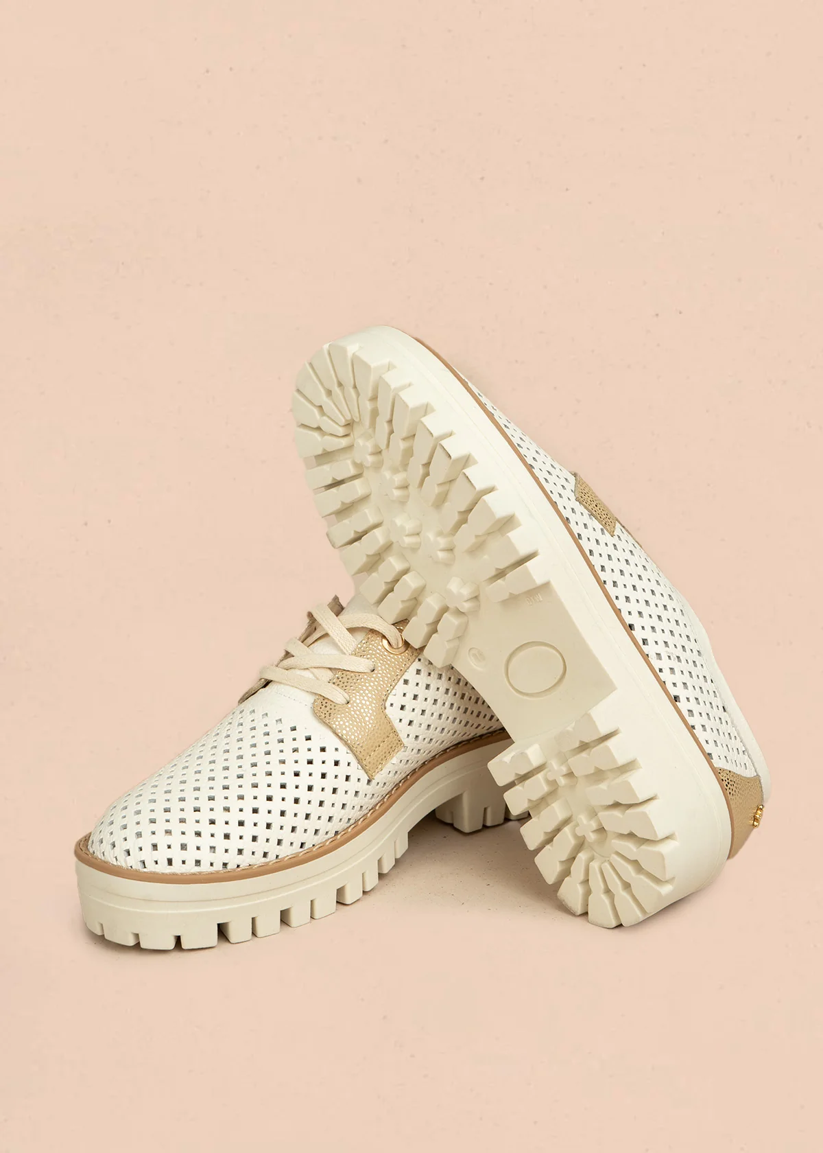Zapatos de cuero color talco con atadura, diseño perforado y detalles dorados 106479 - Image 6