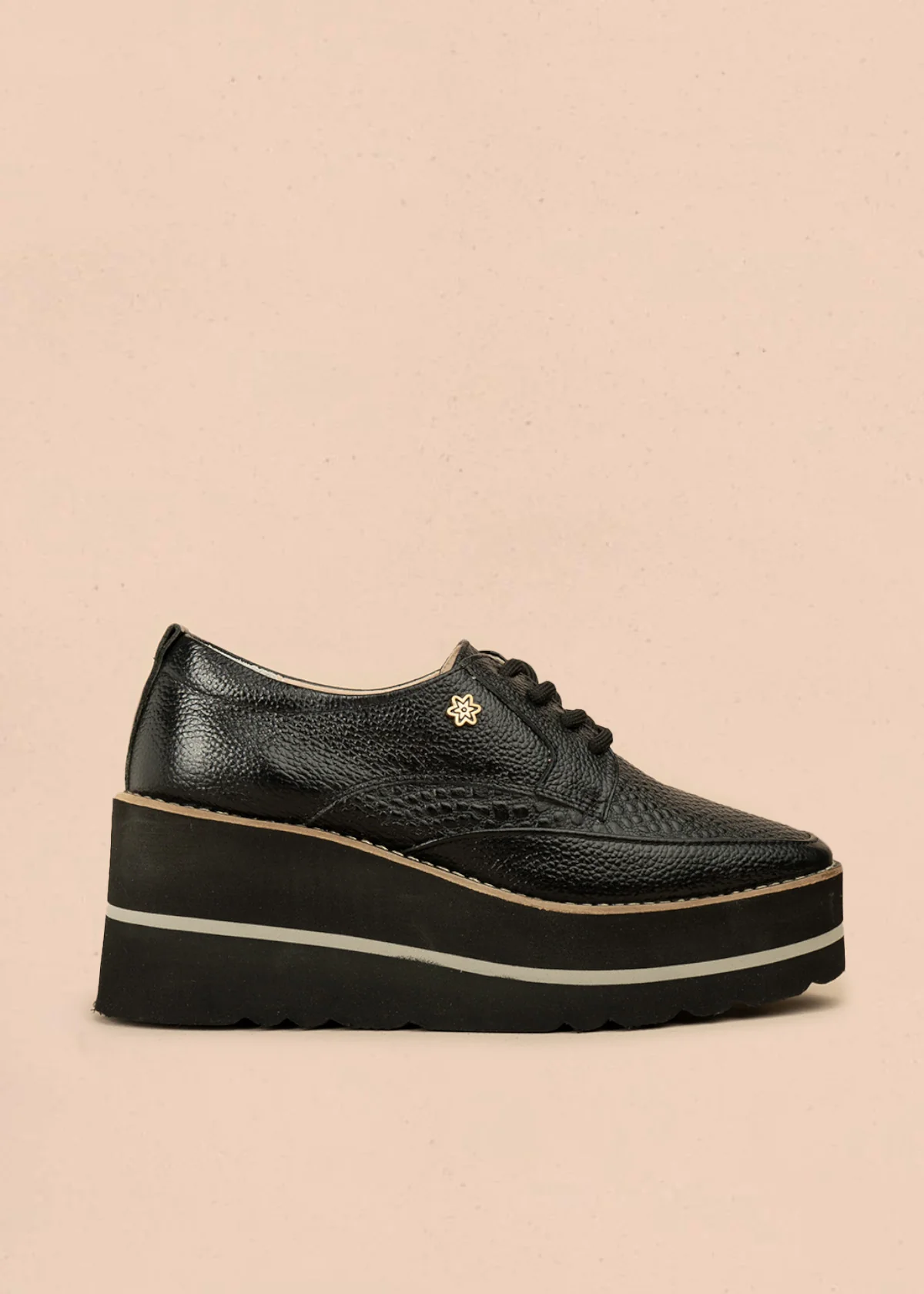 Zapatos en cuero color negro con atadura y textura pitón 106585