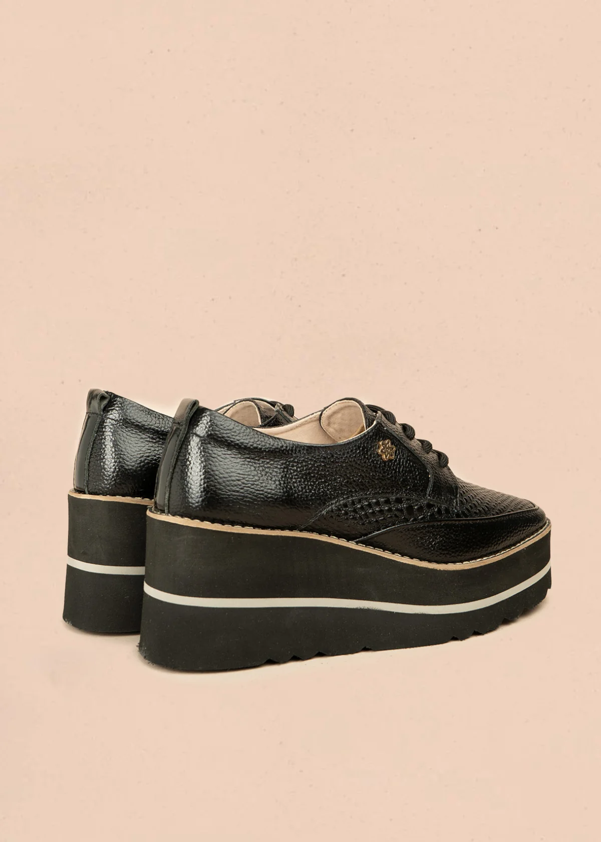 Zapatos en cuero color negro con atadura y textura pitón 106585 - Image 4
