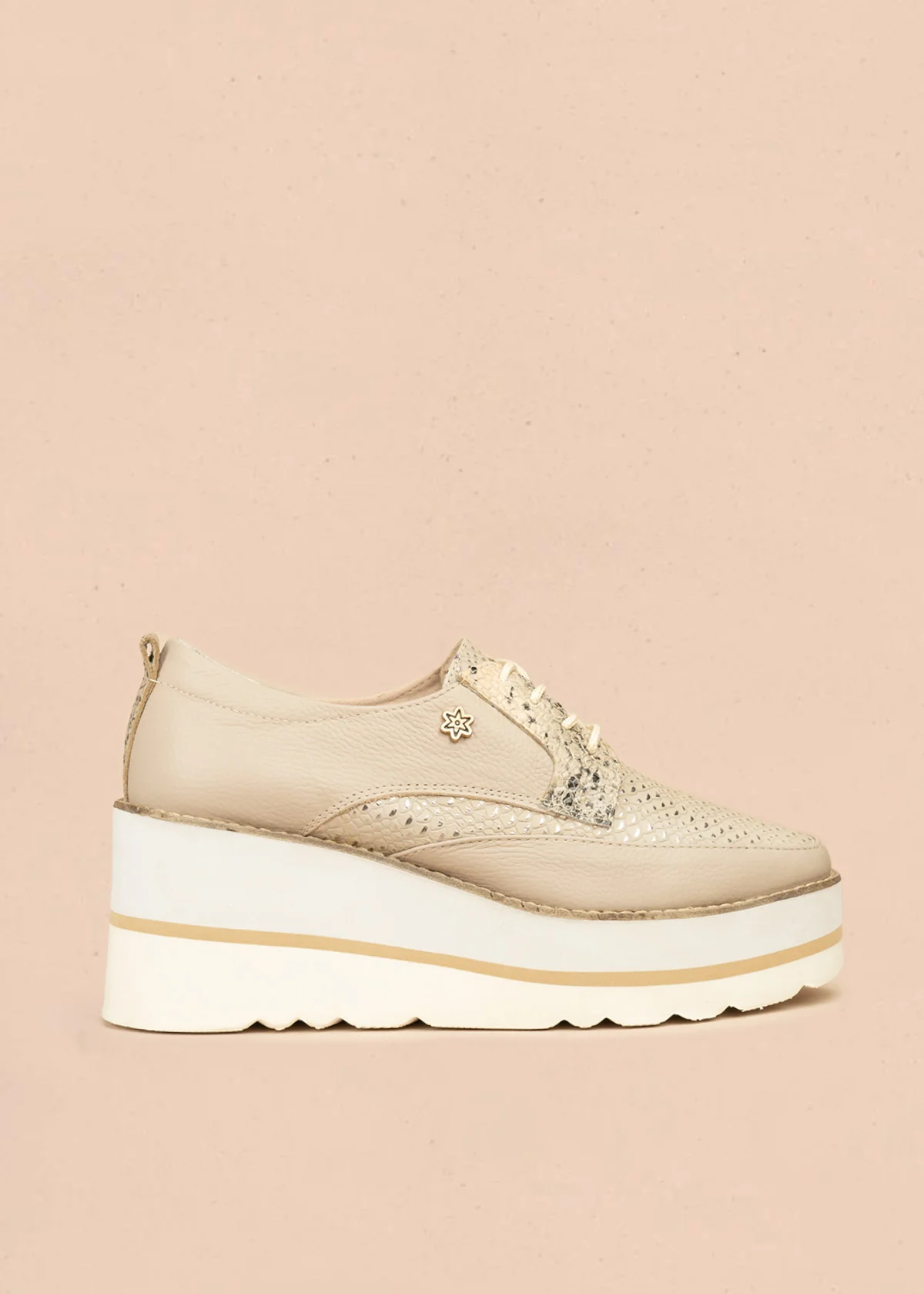 Zapatos en cuero color talco con atadura y textura pitón 106585