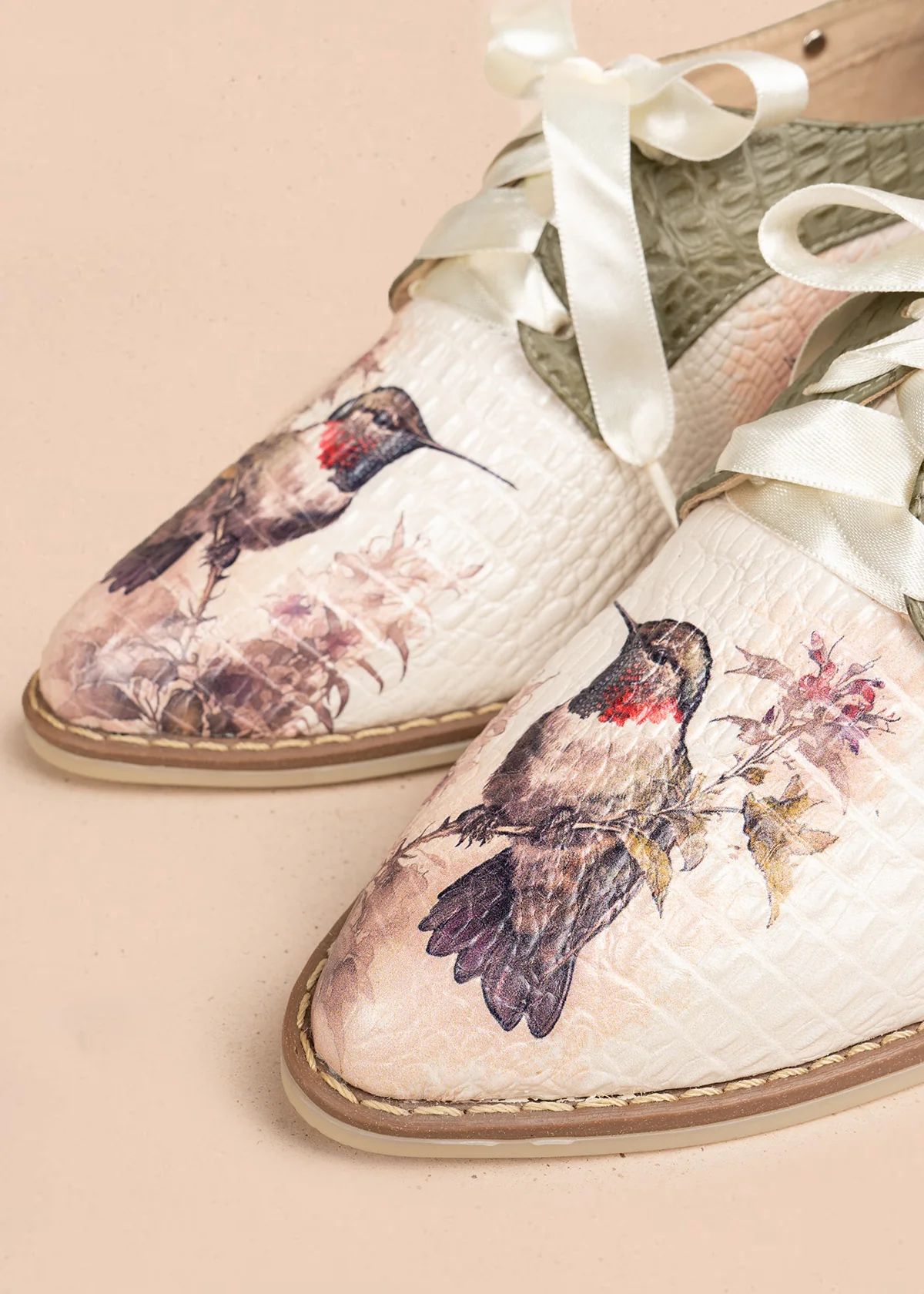 Zapatos de cuero color talco con atadura y estampado de colibrí 106617 - Image 3