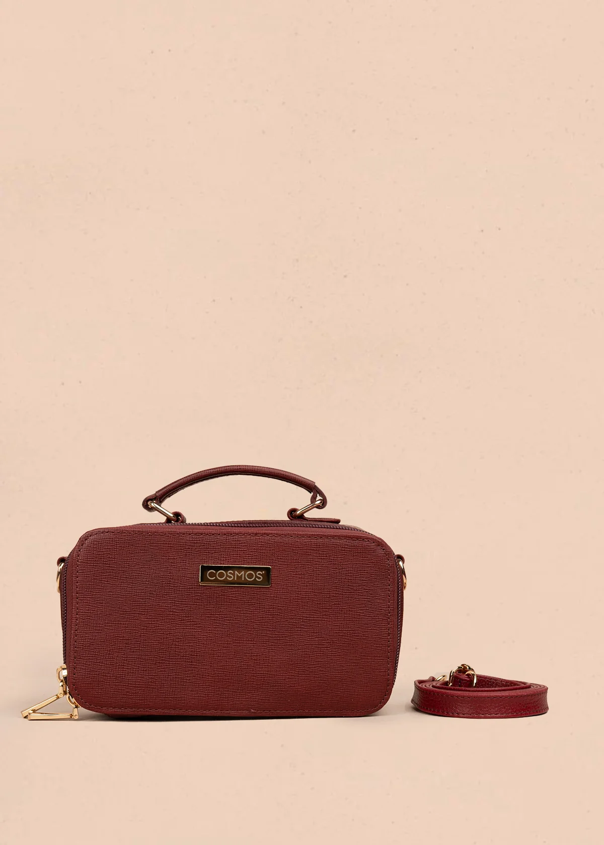 Bolso tipo bandolera color vinotinto con asa superior y acabado elegante 105314