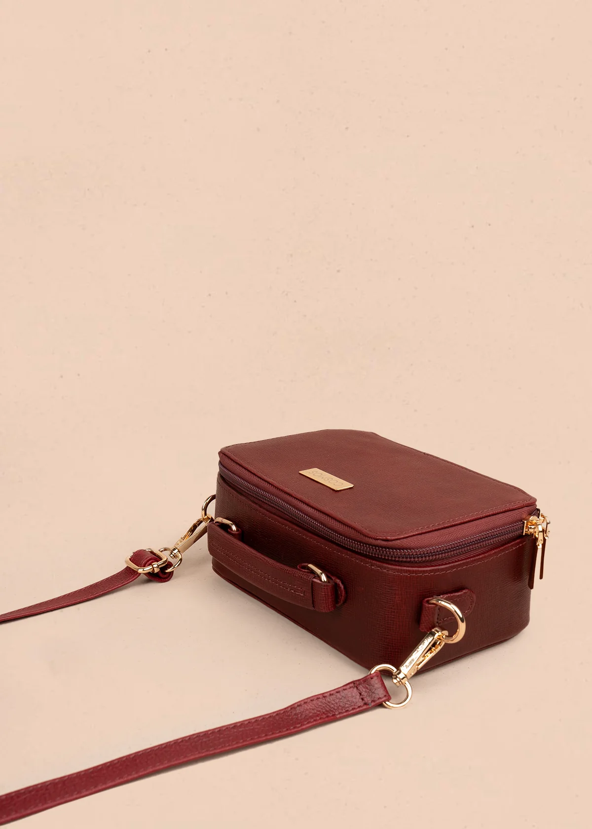 Bolso tipo bandolera color vinotinto con asa superior y acabado elegante 105314 - Image 3