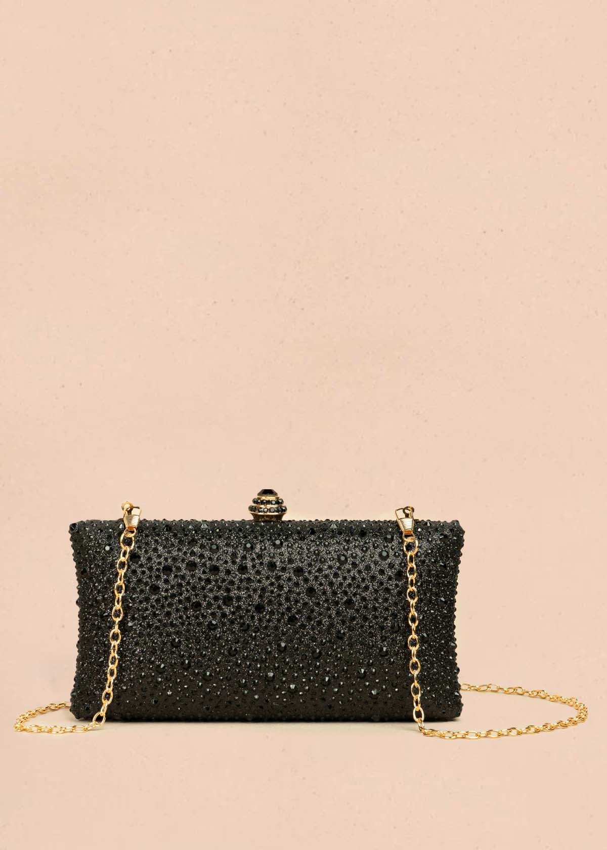 Bolso tipo bandolera color negro con acabado brillante y cadena 106243