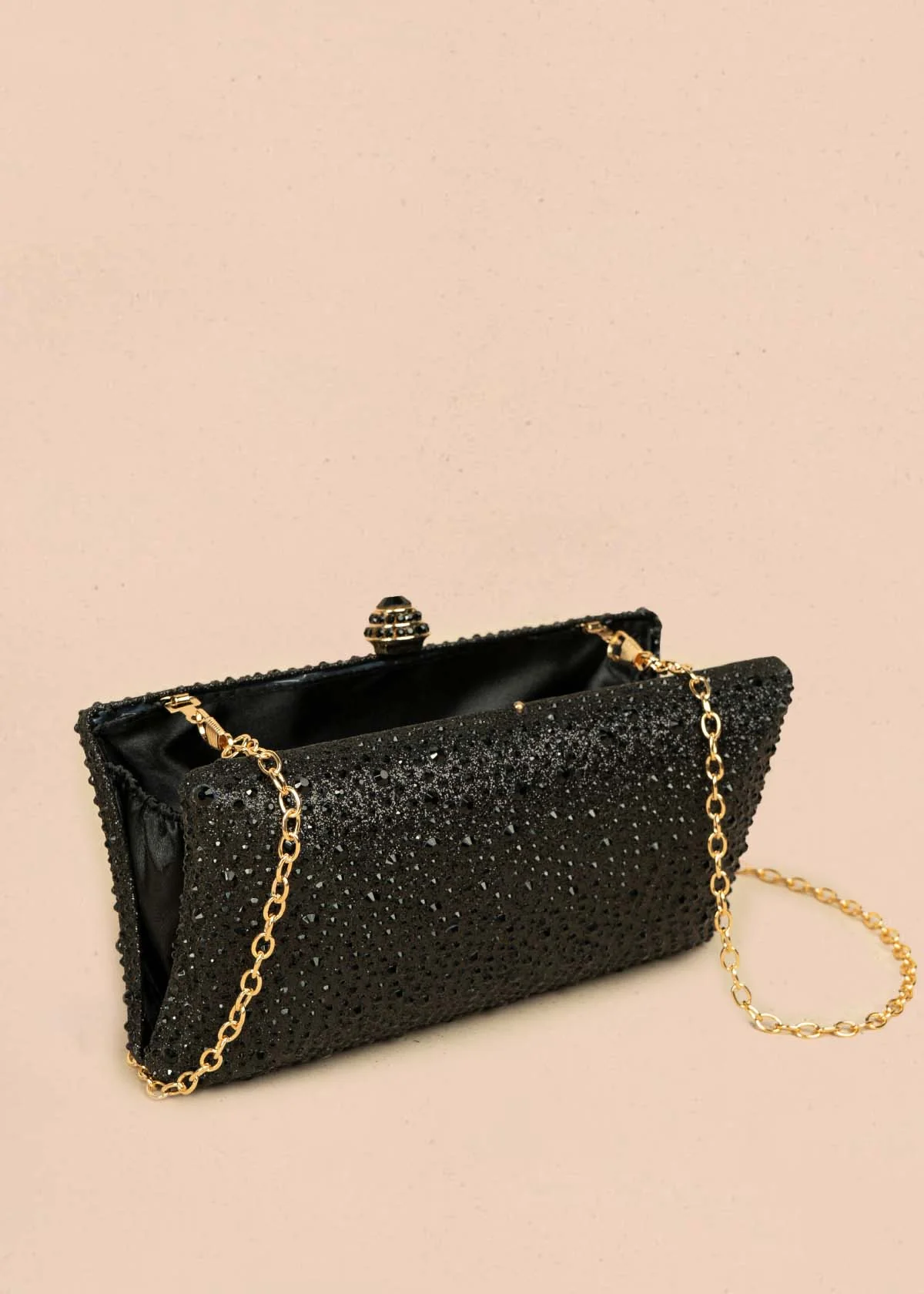 Bolso tipo bandolera color negro con acabado brillante y cadena 106243 - Image 4