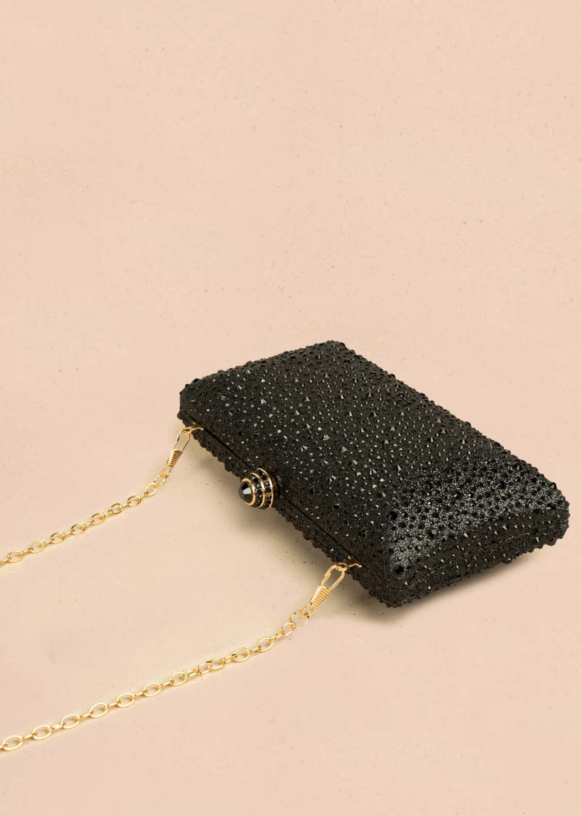 Bolso tipo bandolera color negro con acabado brillante y cadena 106243 - Image 5