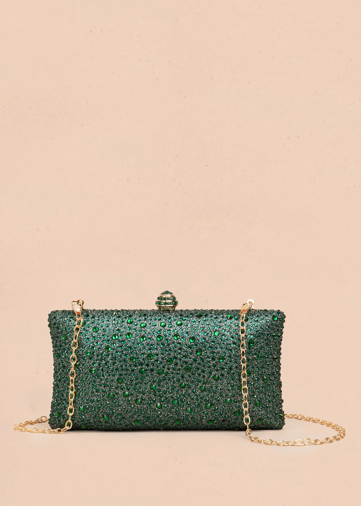Bolso tipo bandolera color verde con acabado brillante y cadena 106243