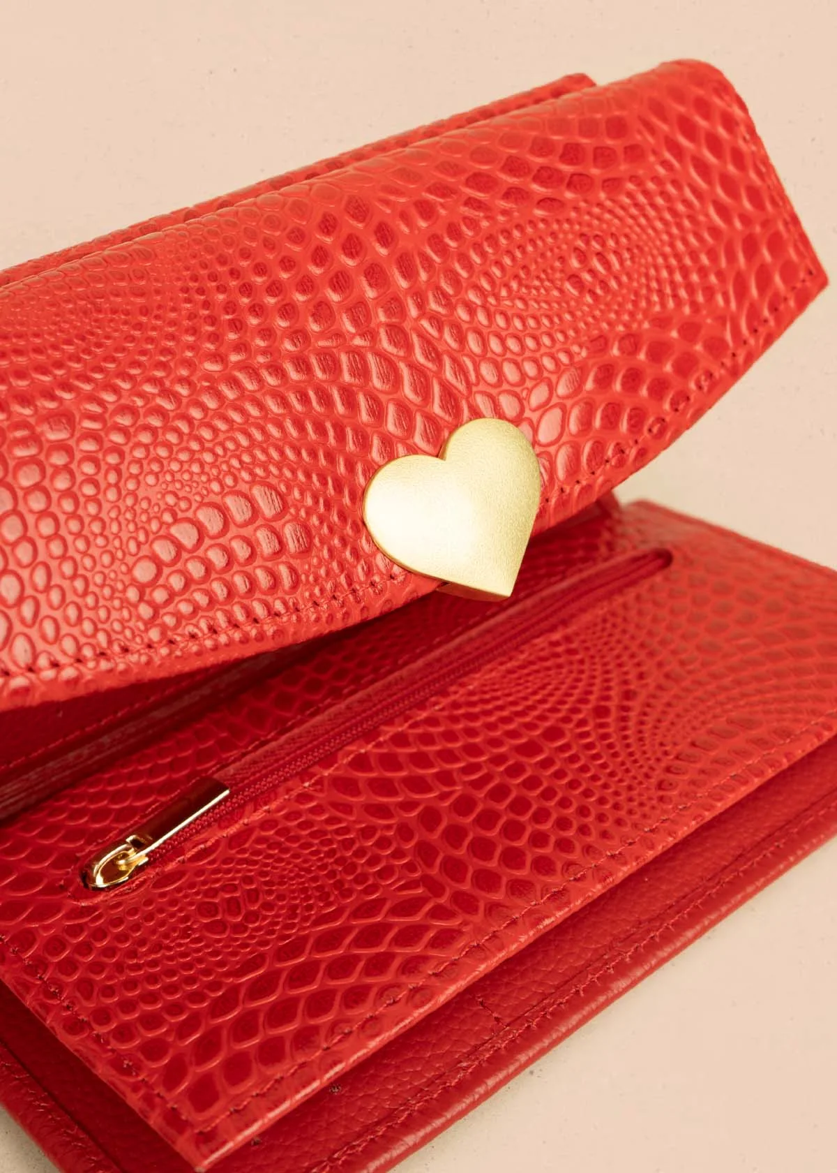 Billetera en cuero color rojo con aplique de corazón 106244 - Image 4