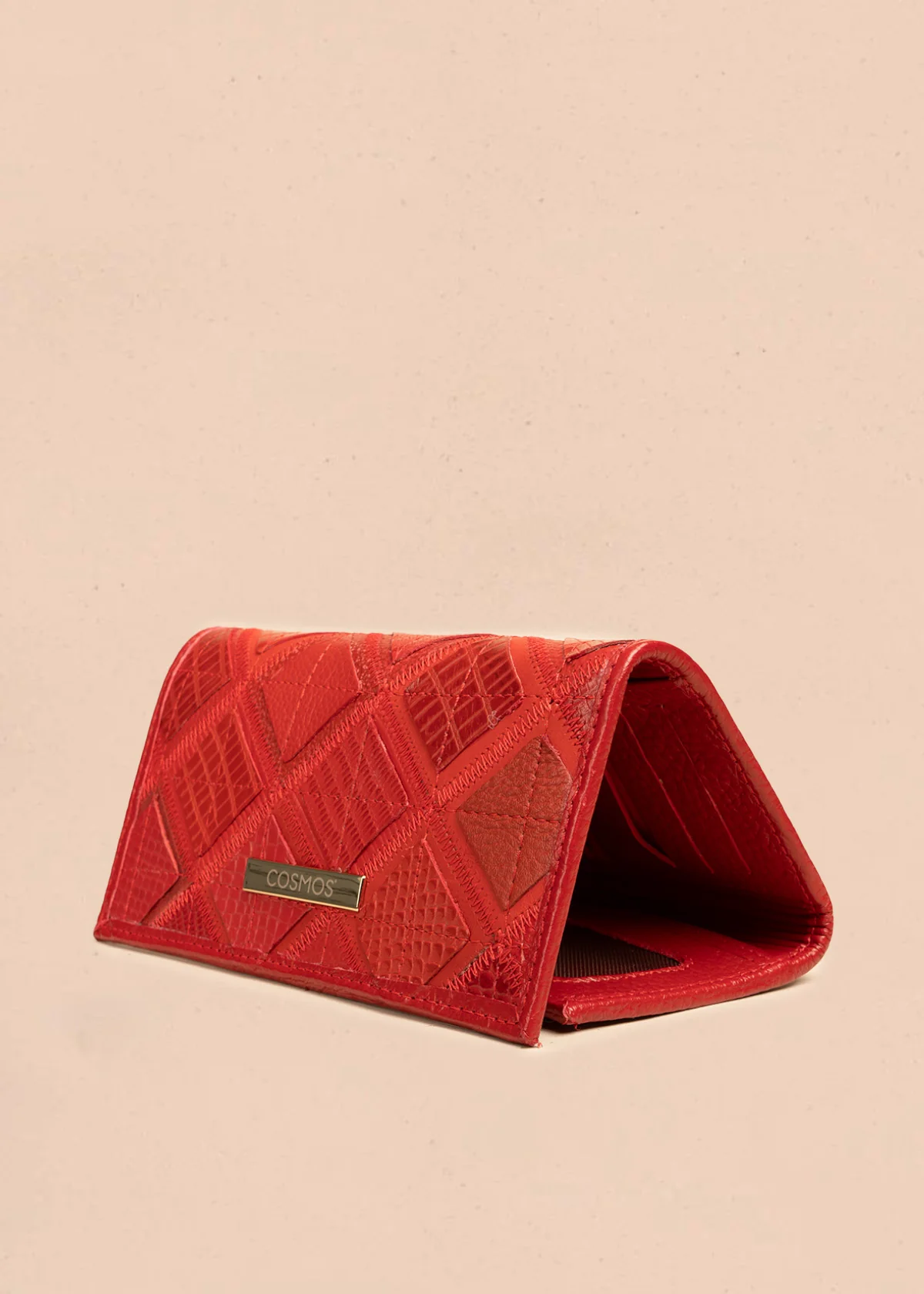 Billetera grande de cuero color rojo con textura grabada de reptil 106320 - Image 3