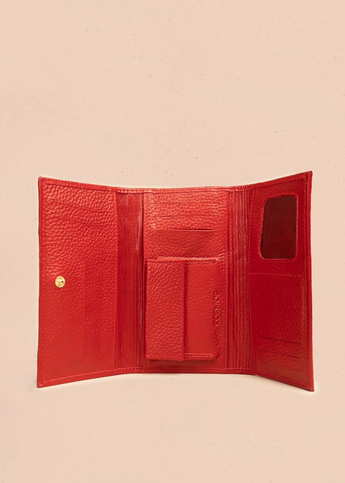 Billetera grande de cuero color rojo con textura grabada de reptil 106320 - Image 4