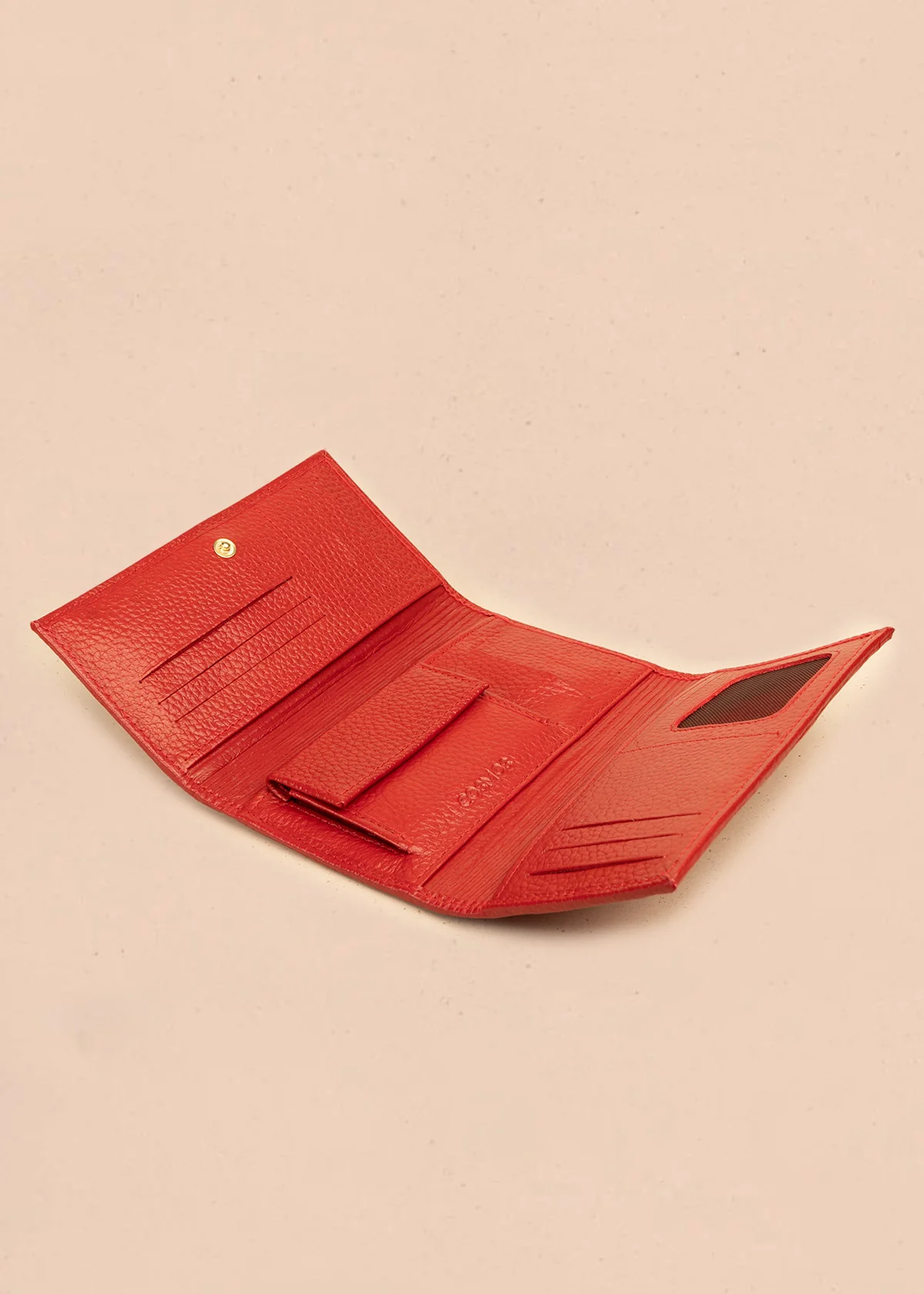 Billetera grande de cuero color rojo con textura grabada de reptil 106320 - Image 5
