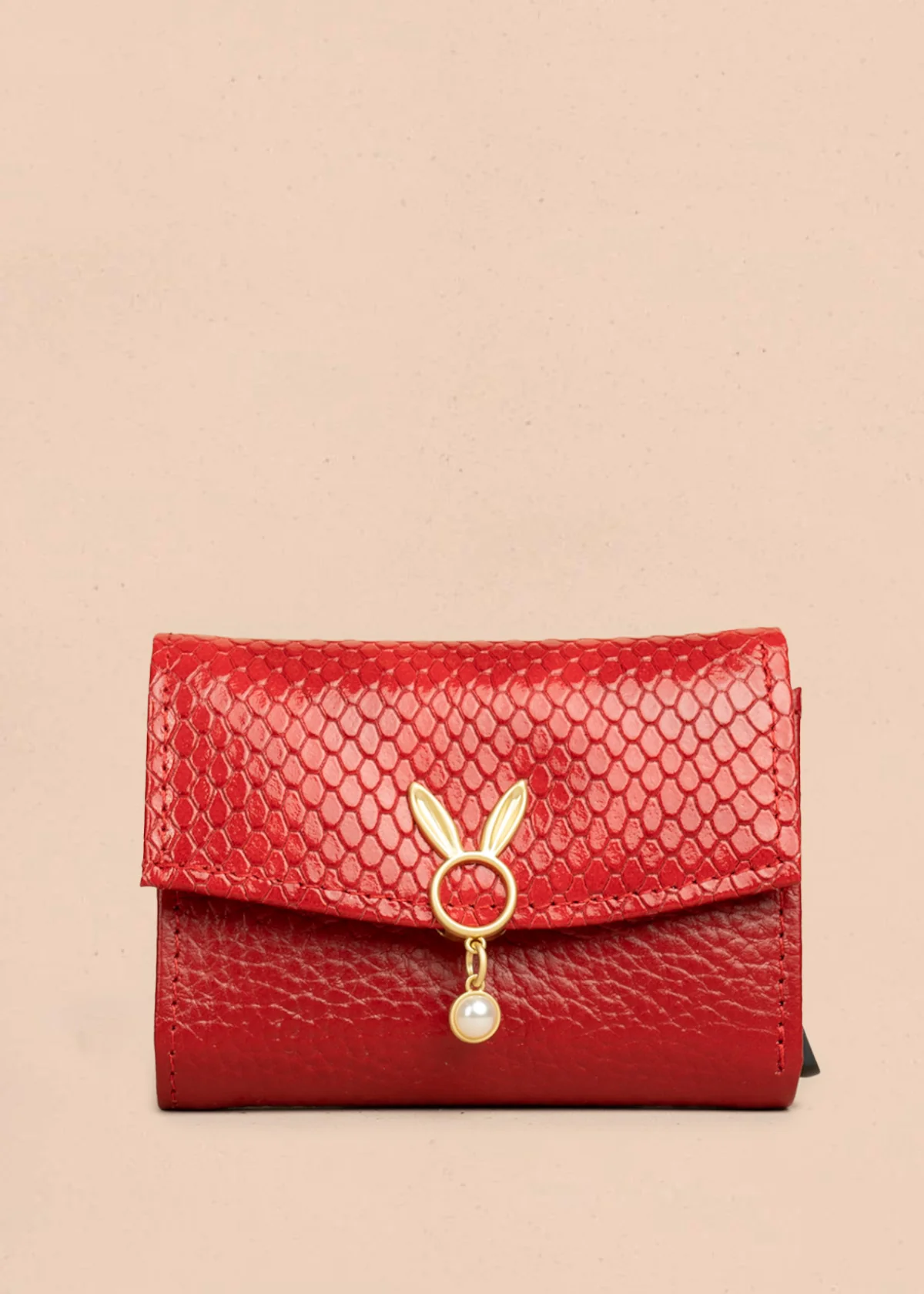 Billetera pequeña de cuero color rojo con tarjetero y aplique de conejo 106321