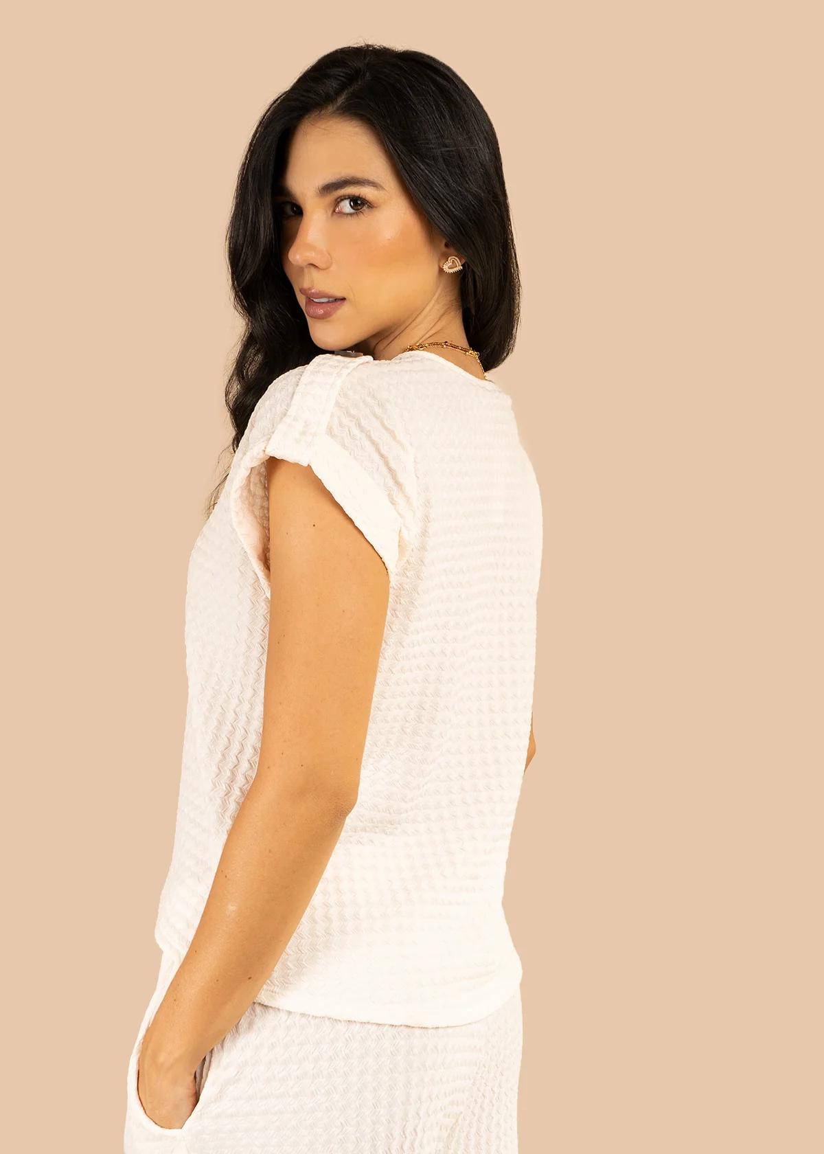 Blusa color arena tela texturizada con botones en hombros 106236 - Image 3