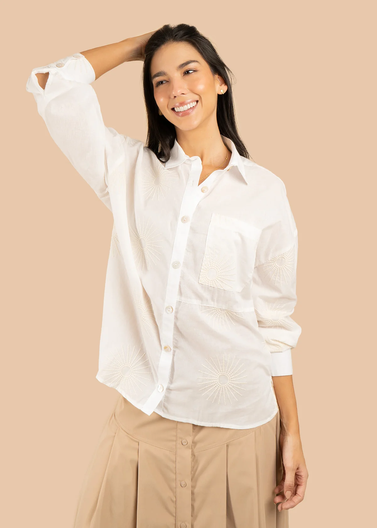 Blusa color beige con bordado de soles 106581 - Image 2