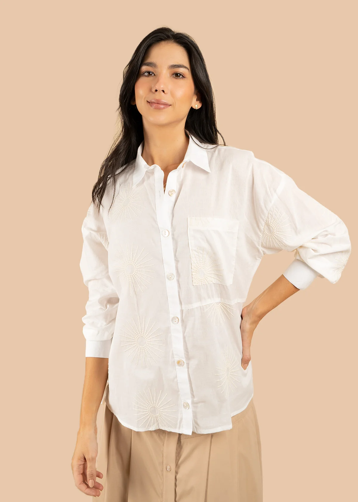 Blusa color beige con bordado de soles 106581 - Image 4