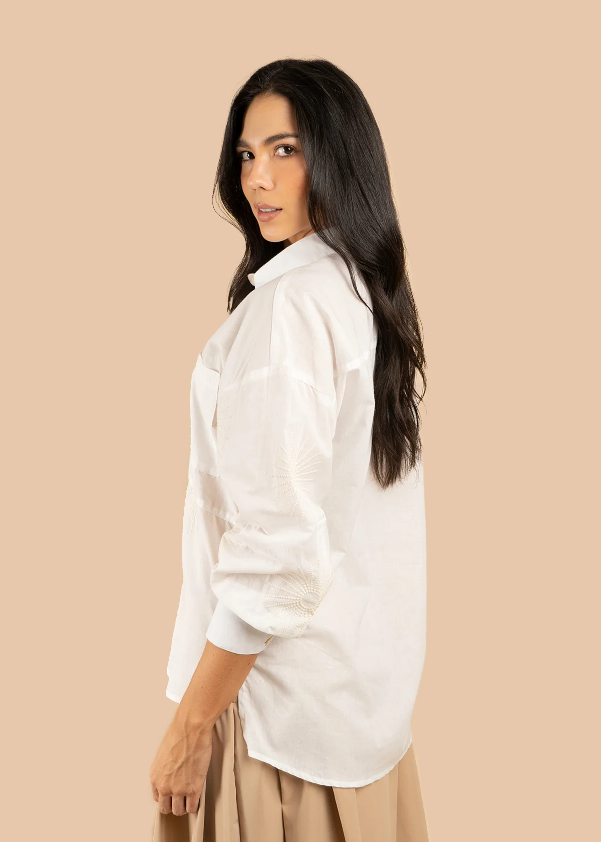 Blusa color beige con bordado de soles 106581 - Image 5