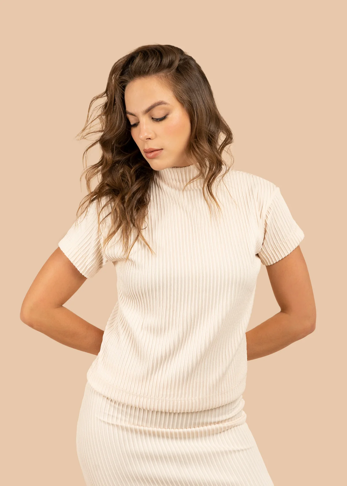 Blusa color beige con tejido acanalado y cuello alto 106384 - Image 3