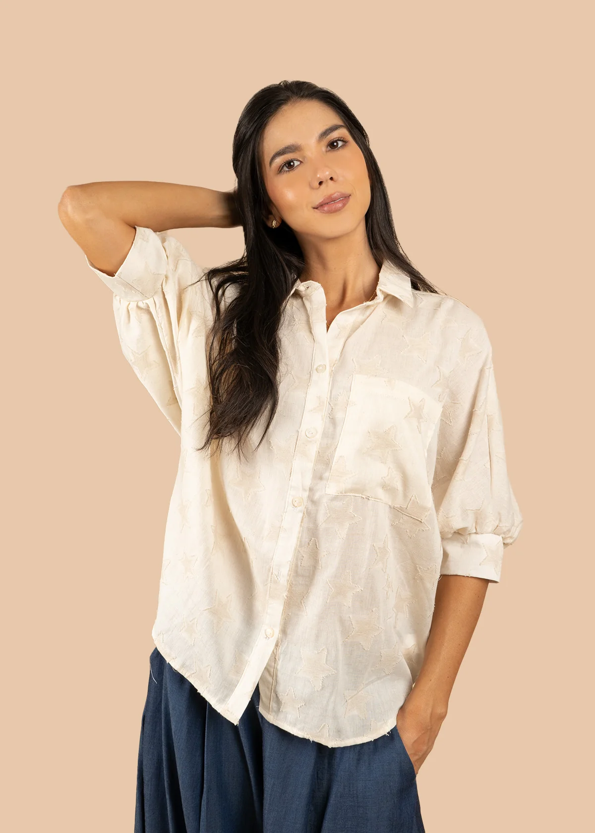 Blusa color beige silueta oversize y texturizado de estrellas 106597 - Image 2