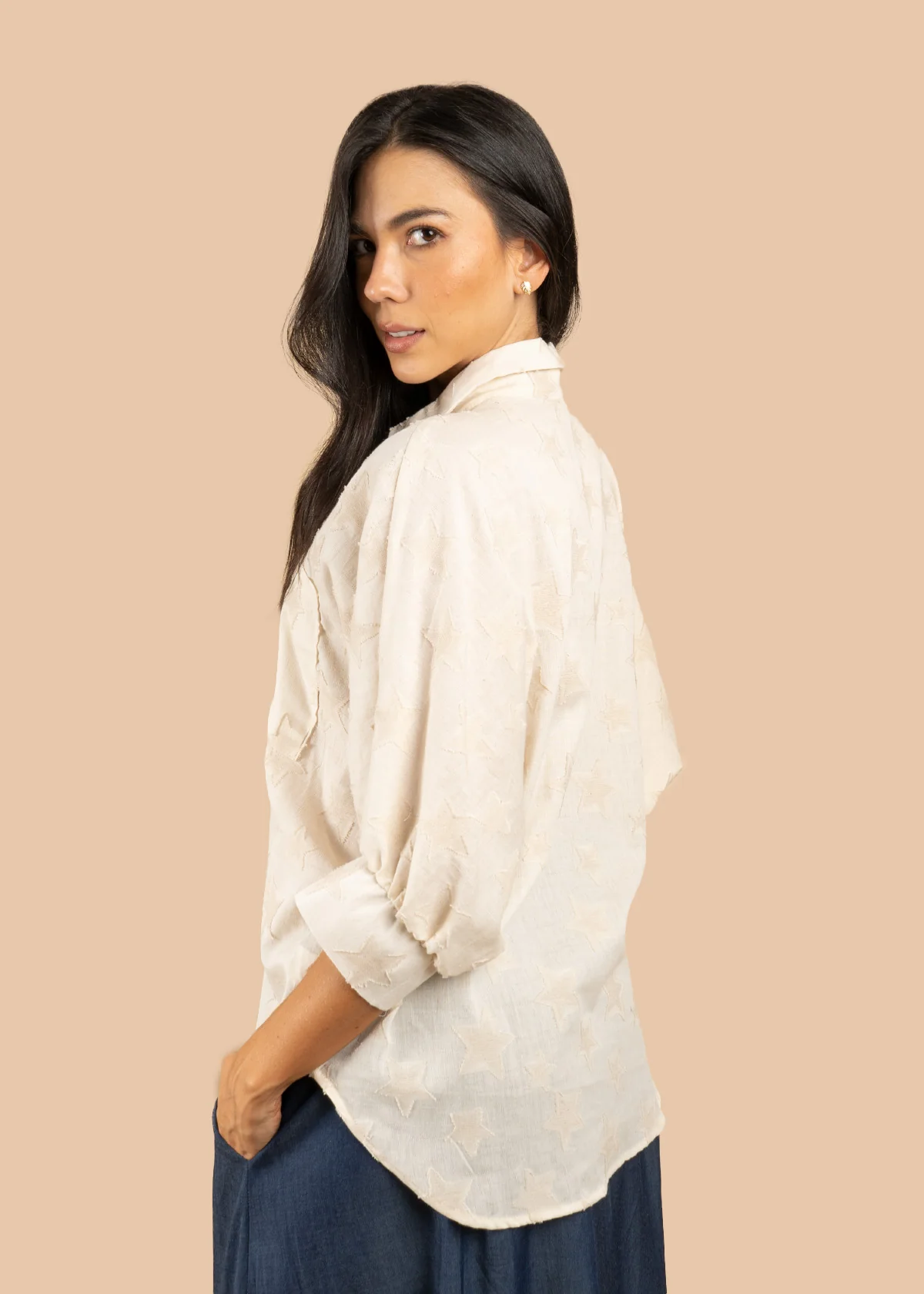 Blusa color beige silueta oversize y texturizado de estrellas 106597 - Image 4