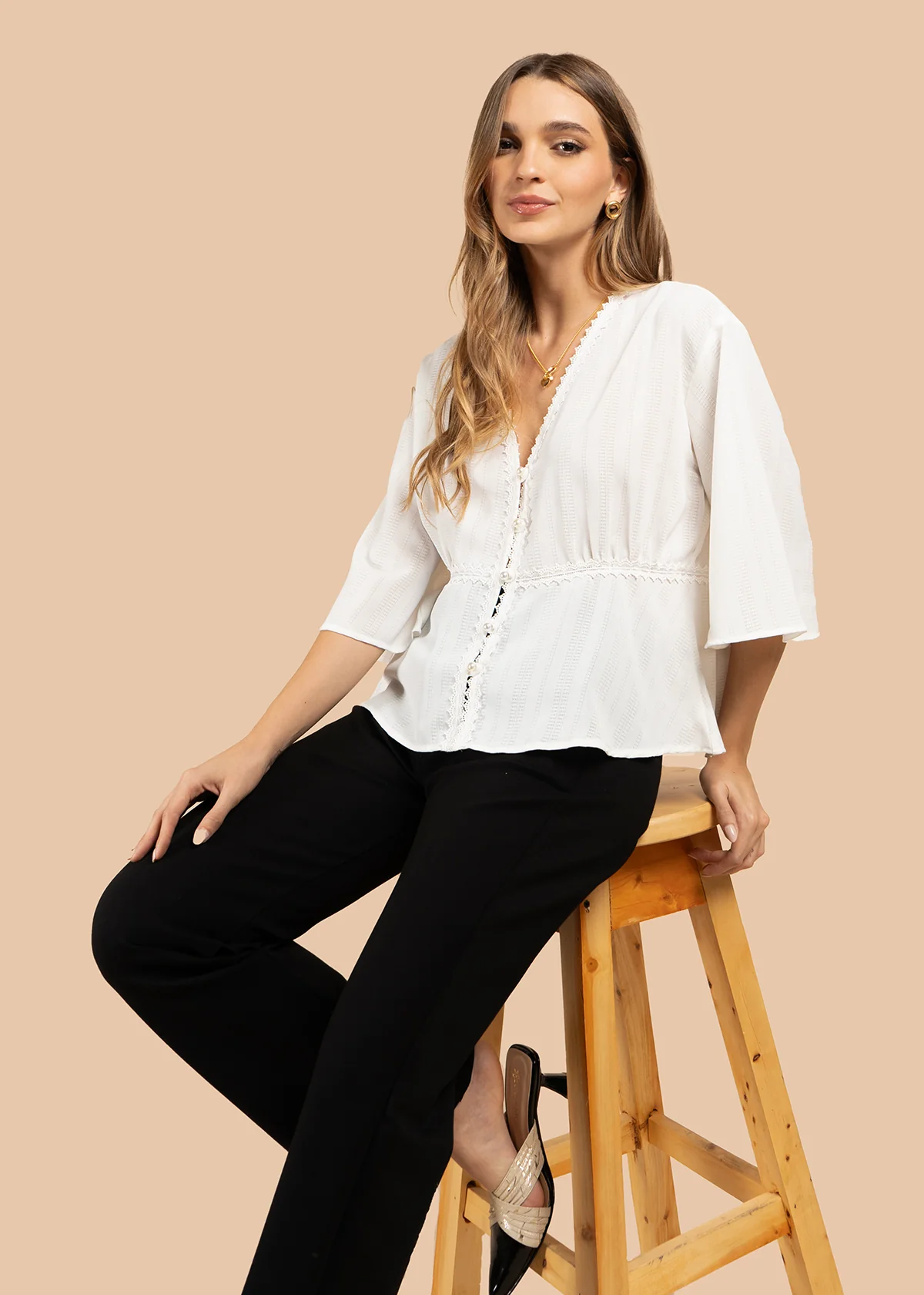 Blusa color blanco con cuello en V 105842 - Image 6