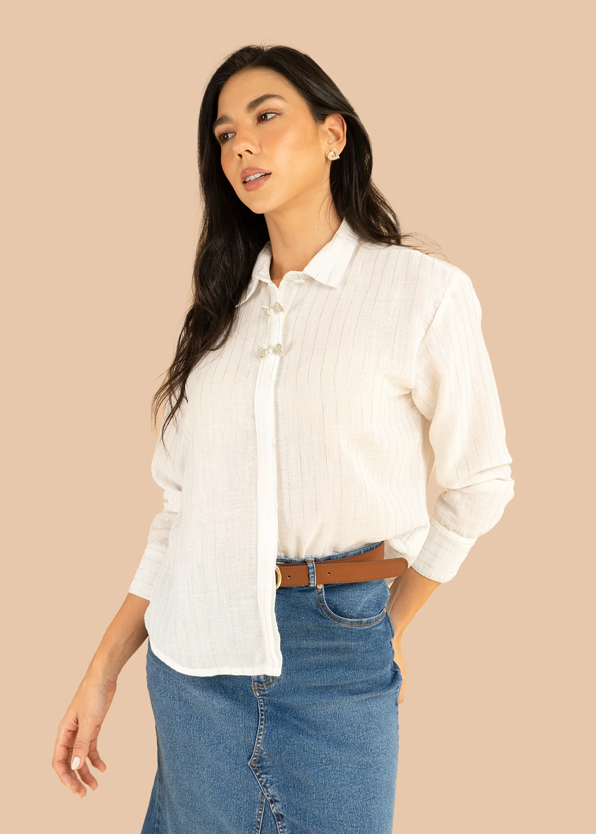 Blusa color blanco con líneas verticales y botones en moño 106238 - Image 4