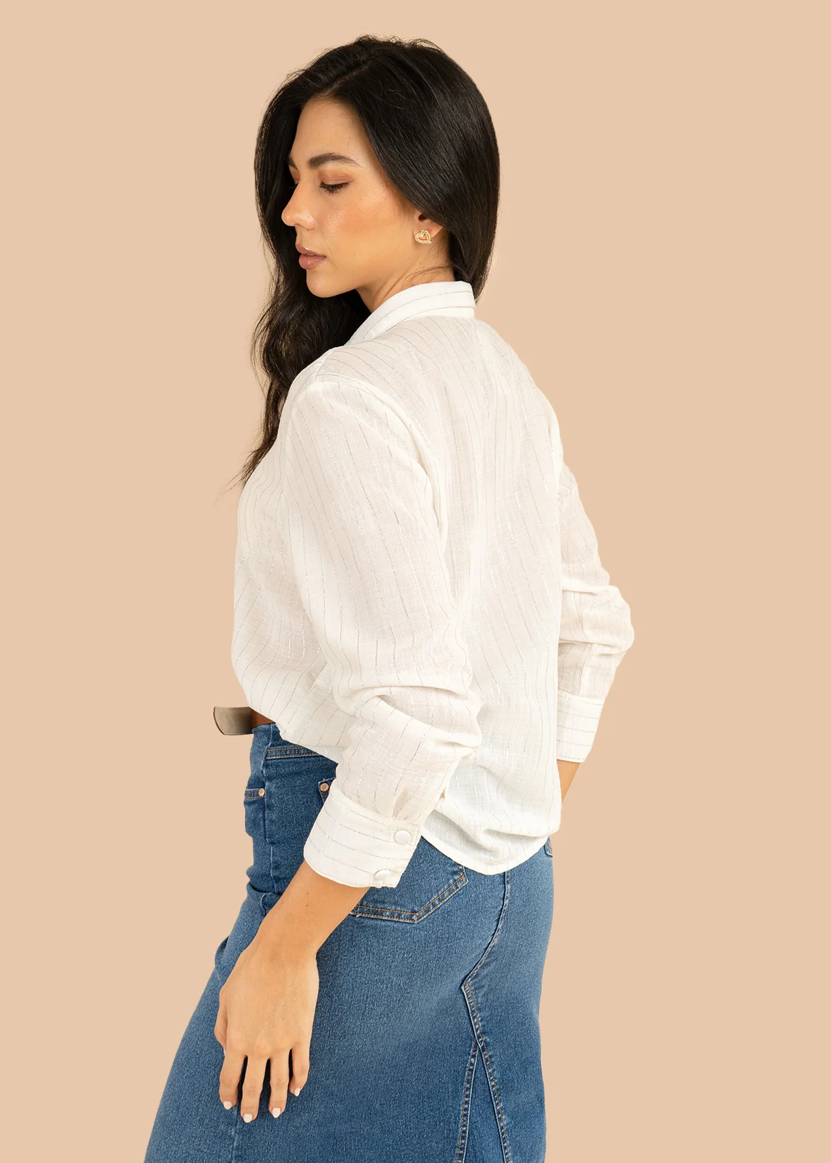 Blusa color blanco con líneas verticales y botones en moño 106238 - Image 6