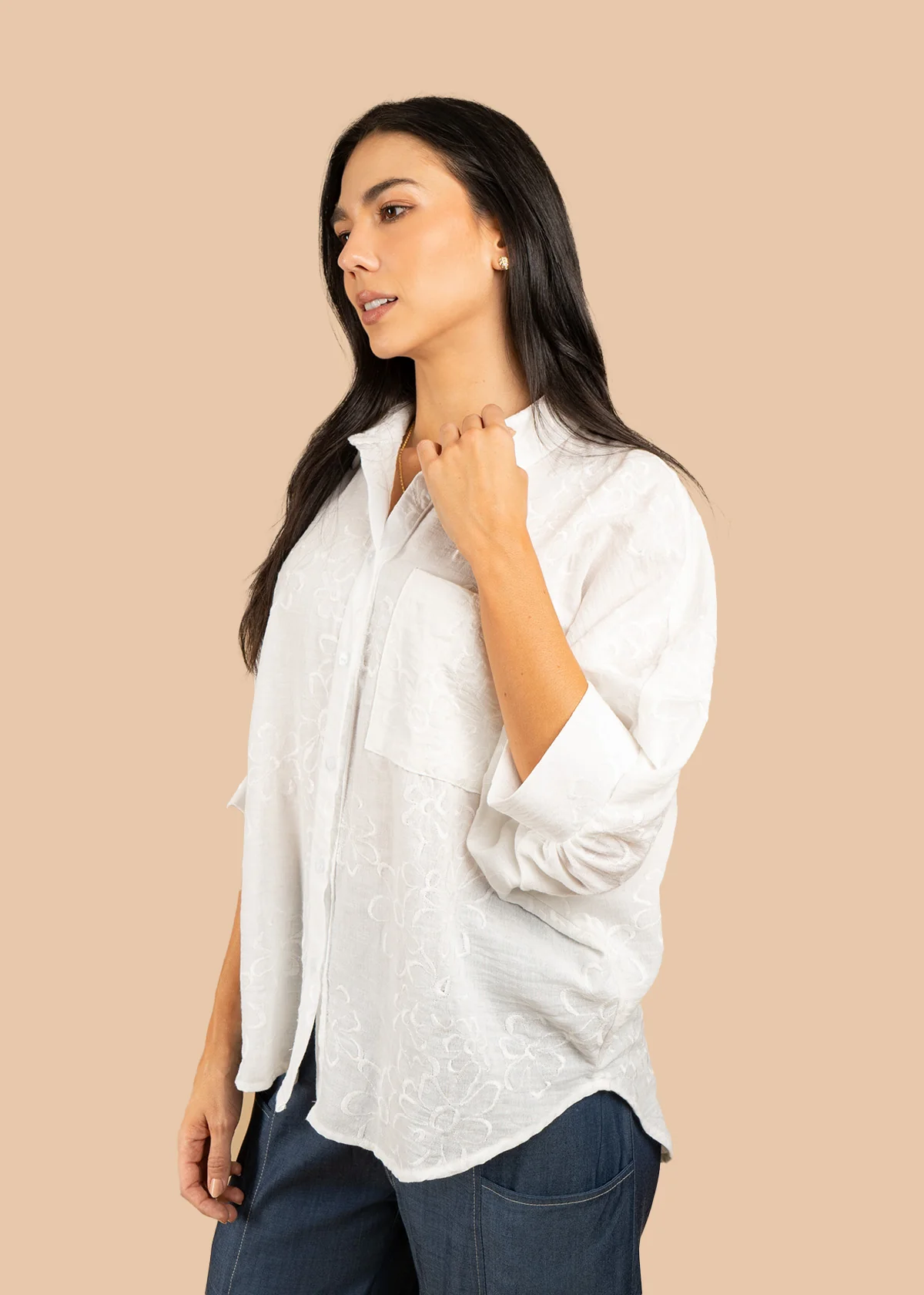 Blusa color blanco con texturizado de flores 106599 - Image 3