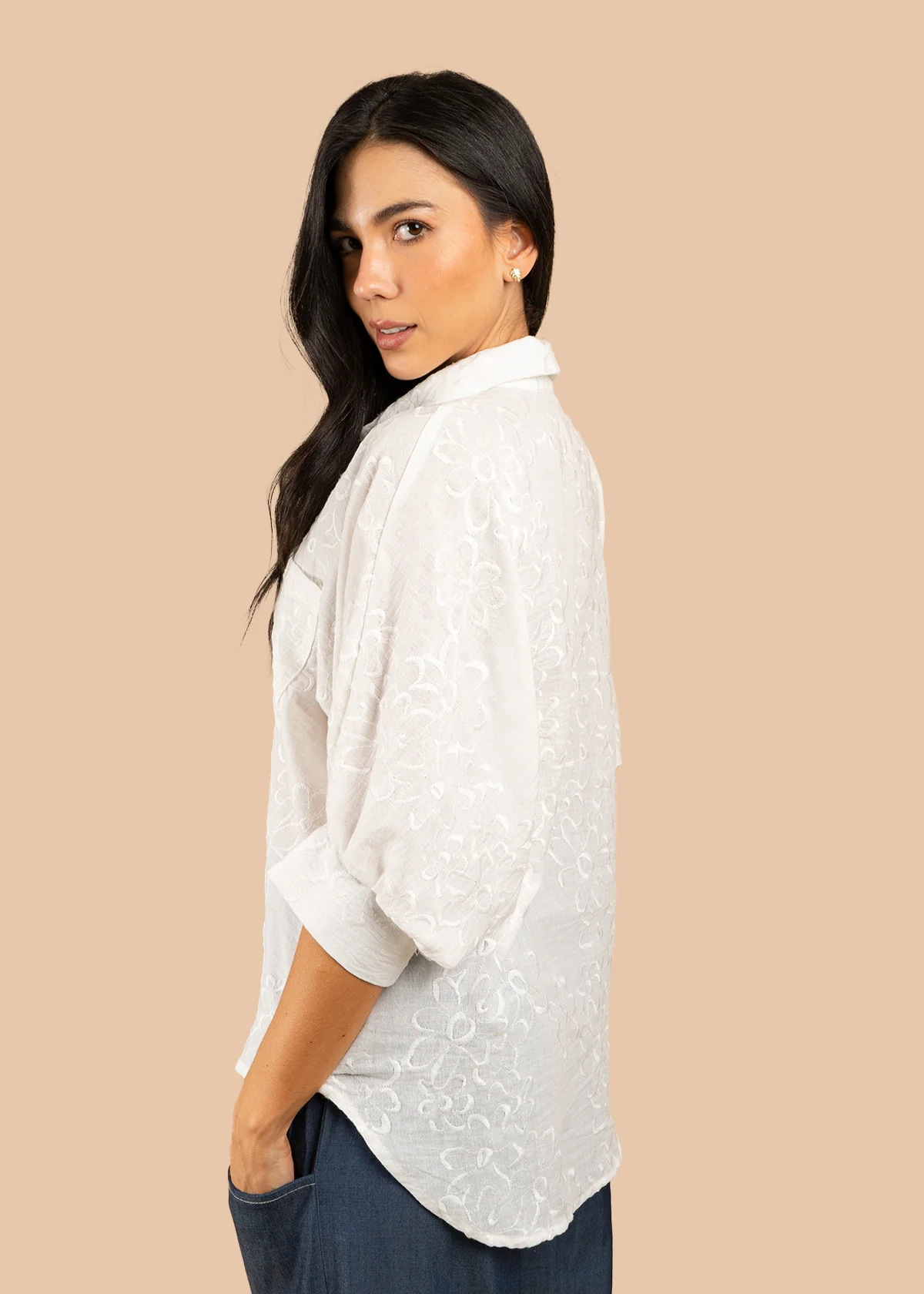 Blusa color blanco con texturizado de flores 106599 - Image 5