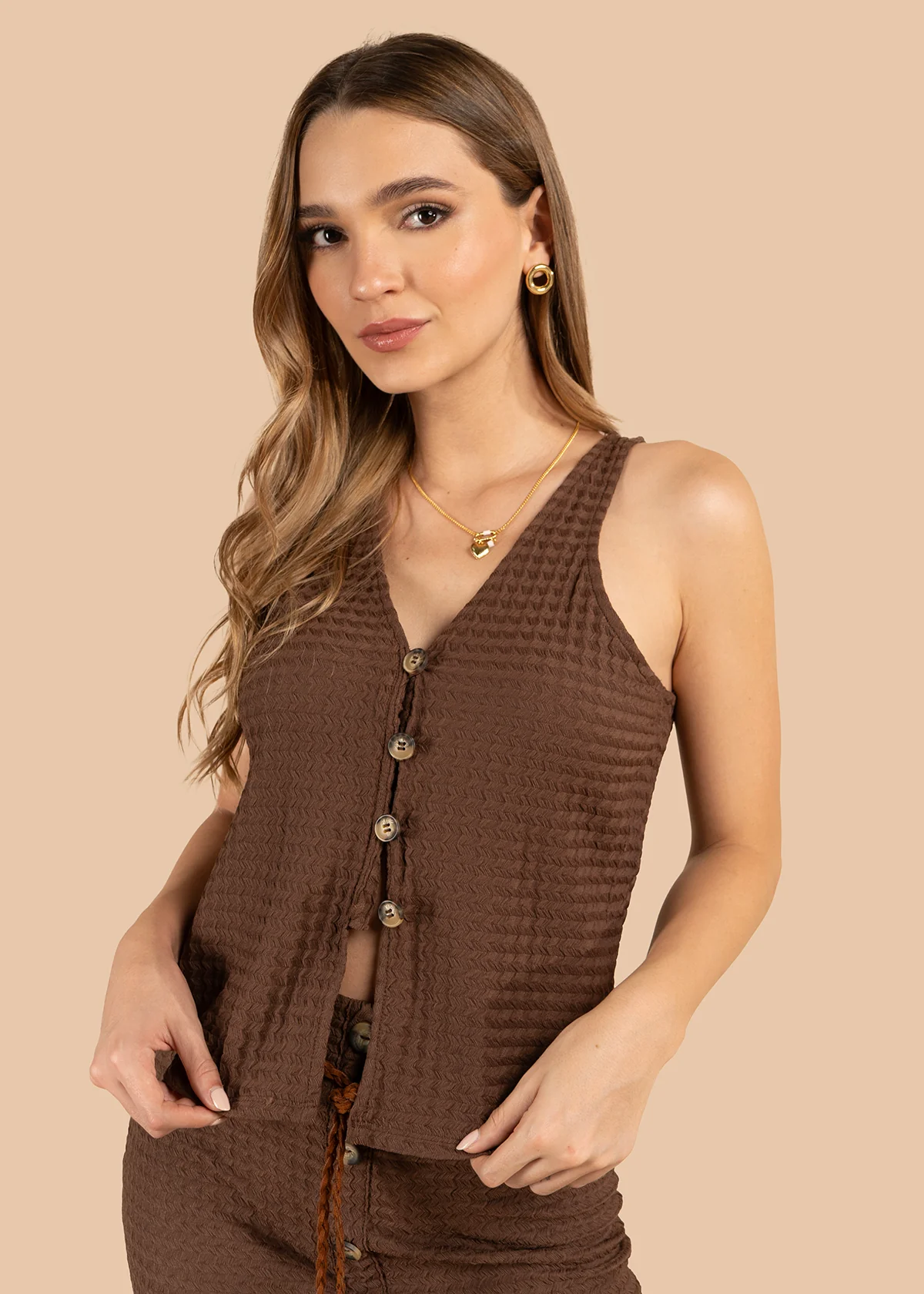 Blusa color café con textura y botones frontales 105830