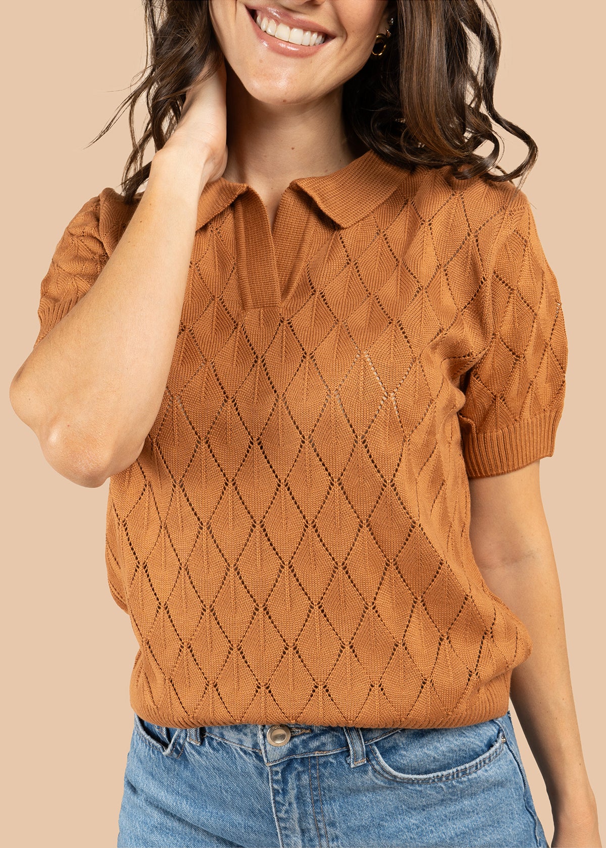 Blusa tejida color camel de manga corta con cuello polo 105748 - Image 3