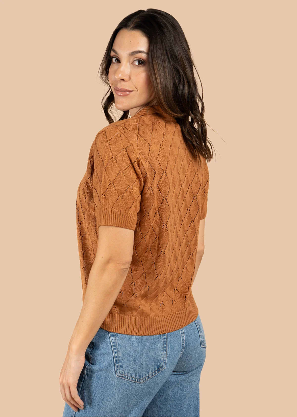 Blusa tejida color camel de manga corta con cuello polo 105748 - Image 4