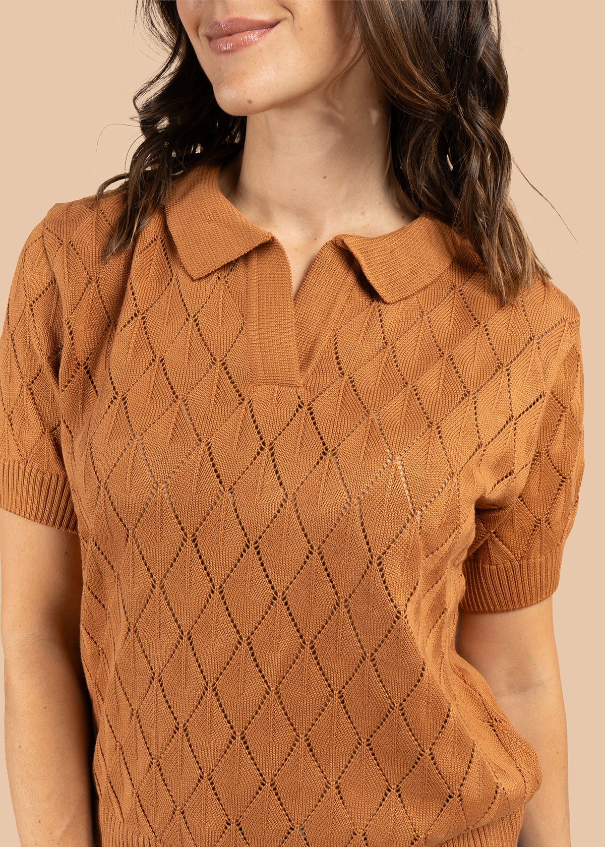 Blusa tejida color camel de manga corta con cuello polo 105748 - Image 5