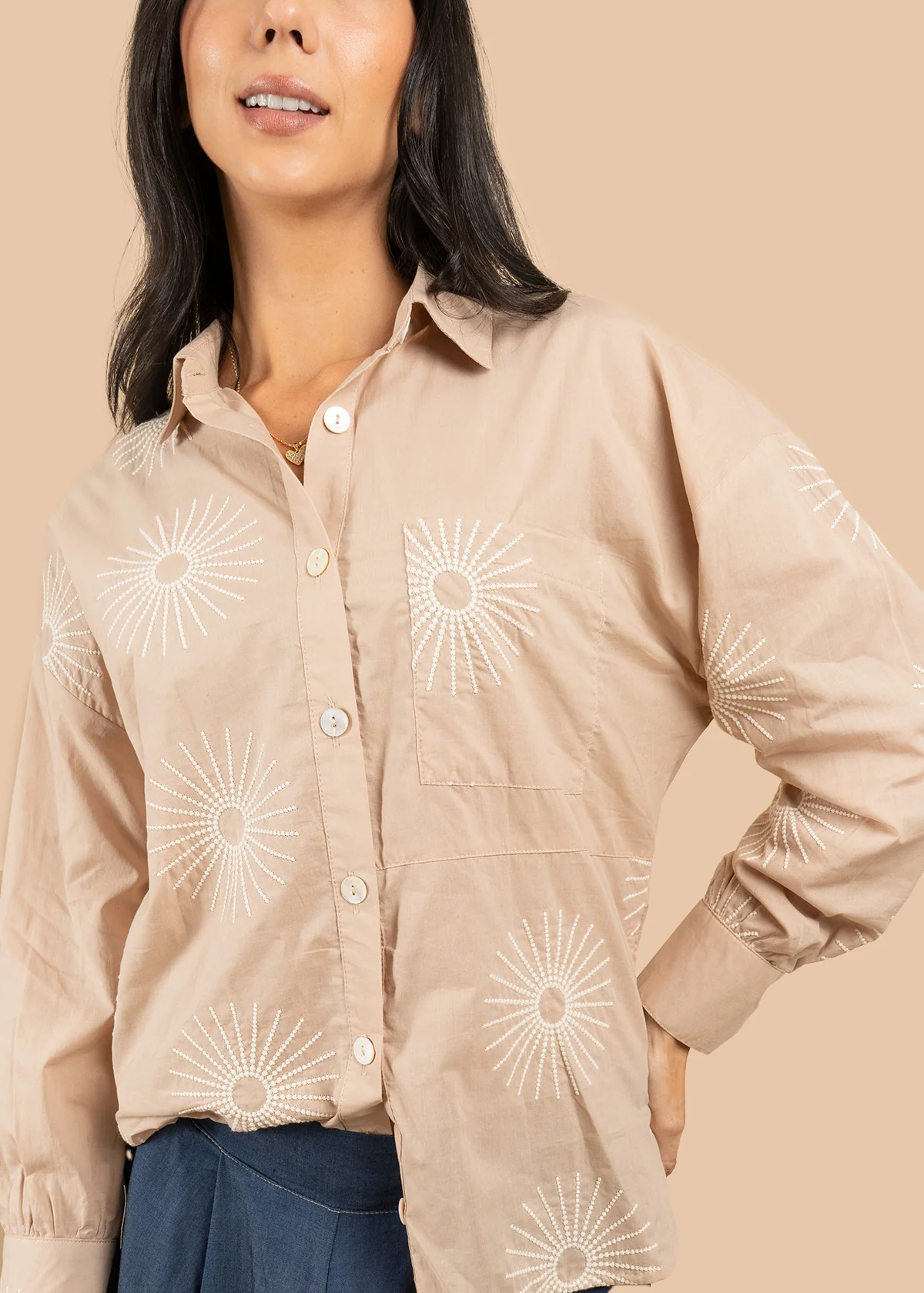 Blusa color camel con bordado de soles 106581 - Image 2