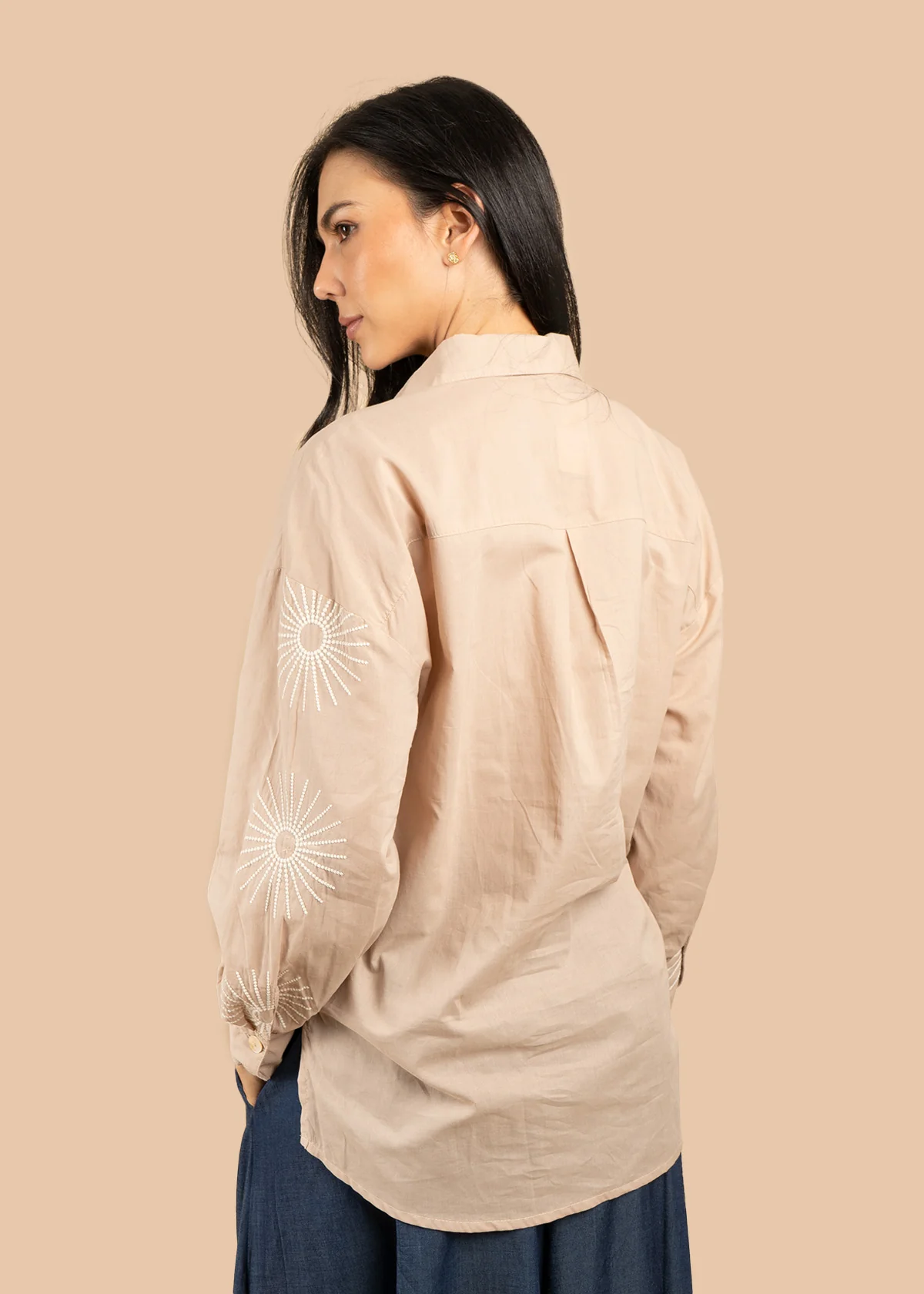 Blusa color camel con bordado de soles 106581 - Image 4