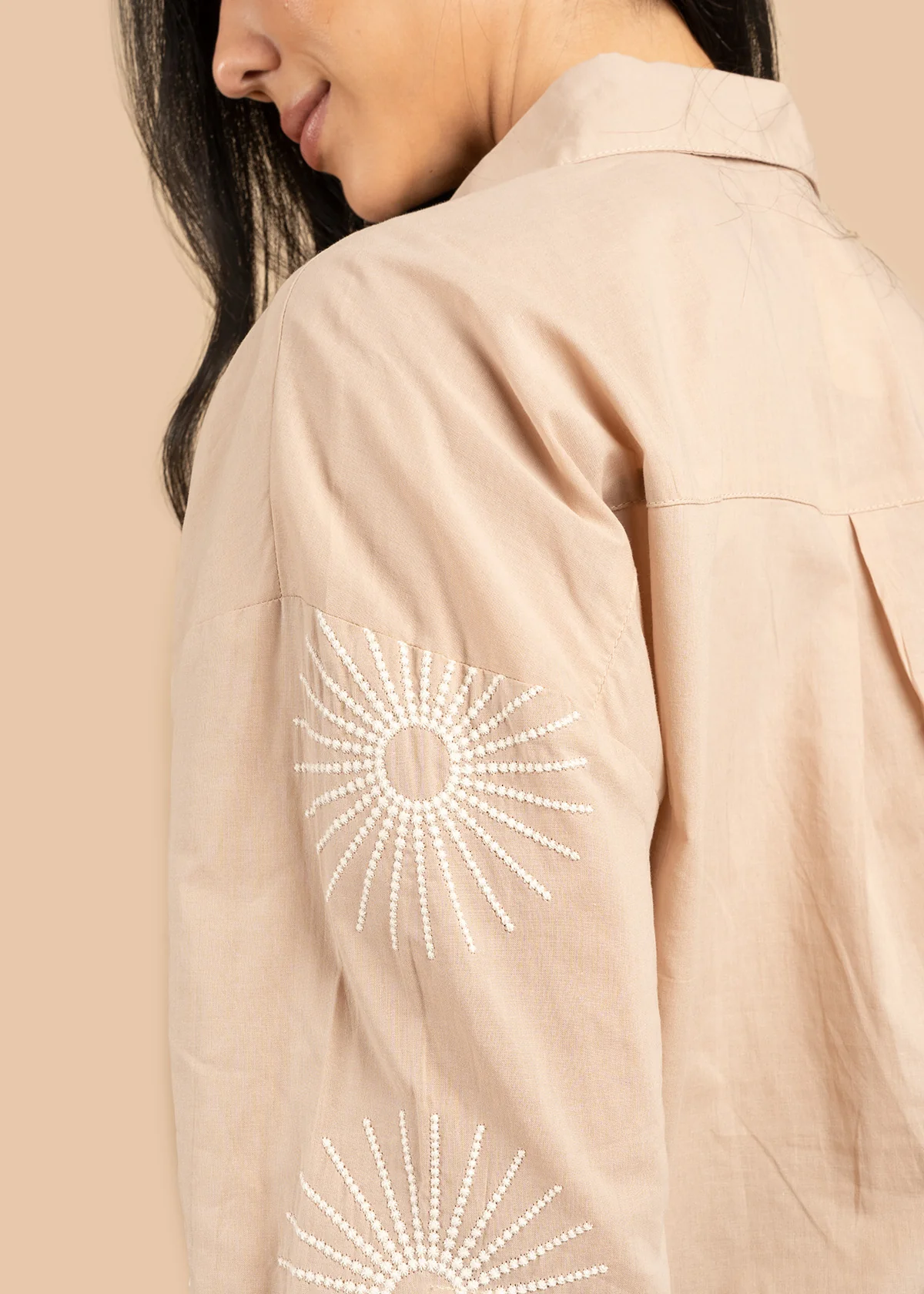 Blusa color camel con bordado de soles 106581 - Image 5