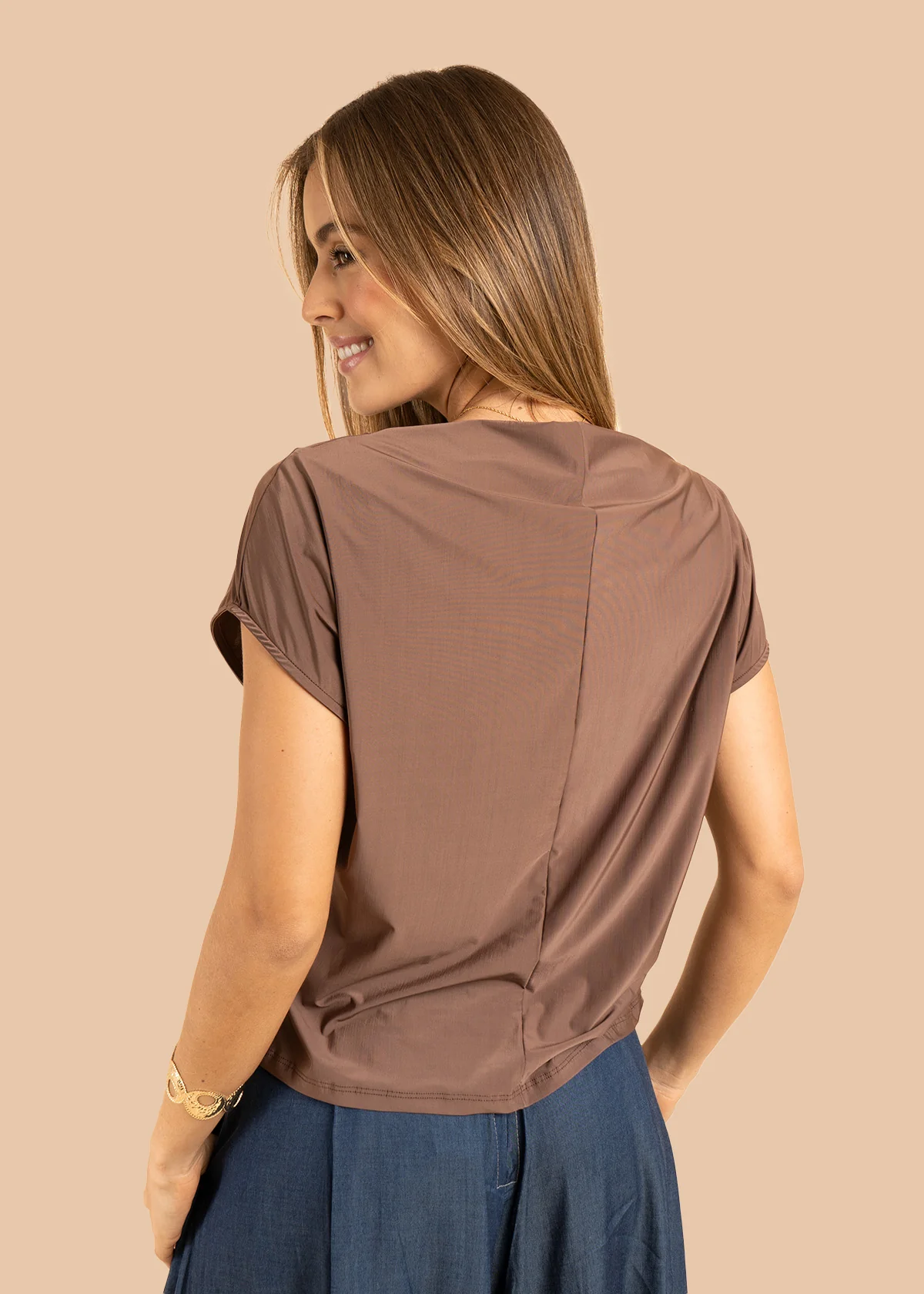 Blusa color chocolate con acabado suave y cuello amplio 106382 - Image 3