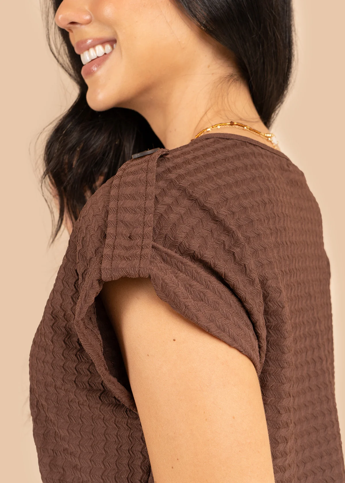 Blusa color chocolate tela texturizada con botones en hombros 106236 - Image 4