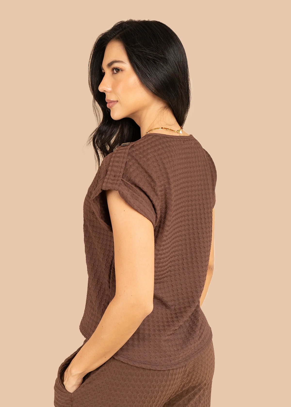 Blusa color chocolate tela texturizada con botones en hombros 106236 - Image 5