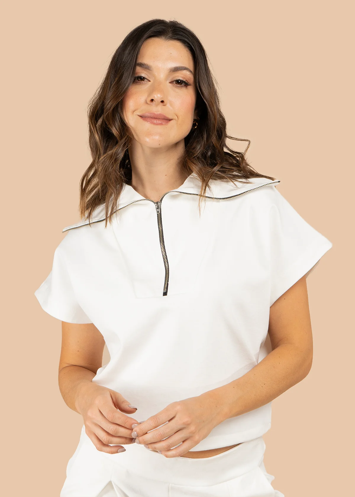 Blusa color blanco tipo polo con cierre metálico 105804