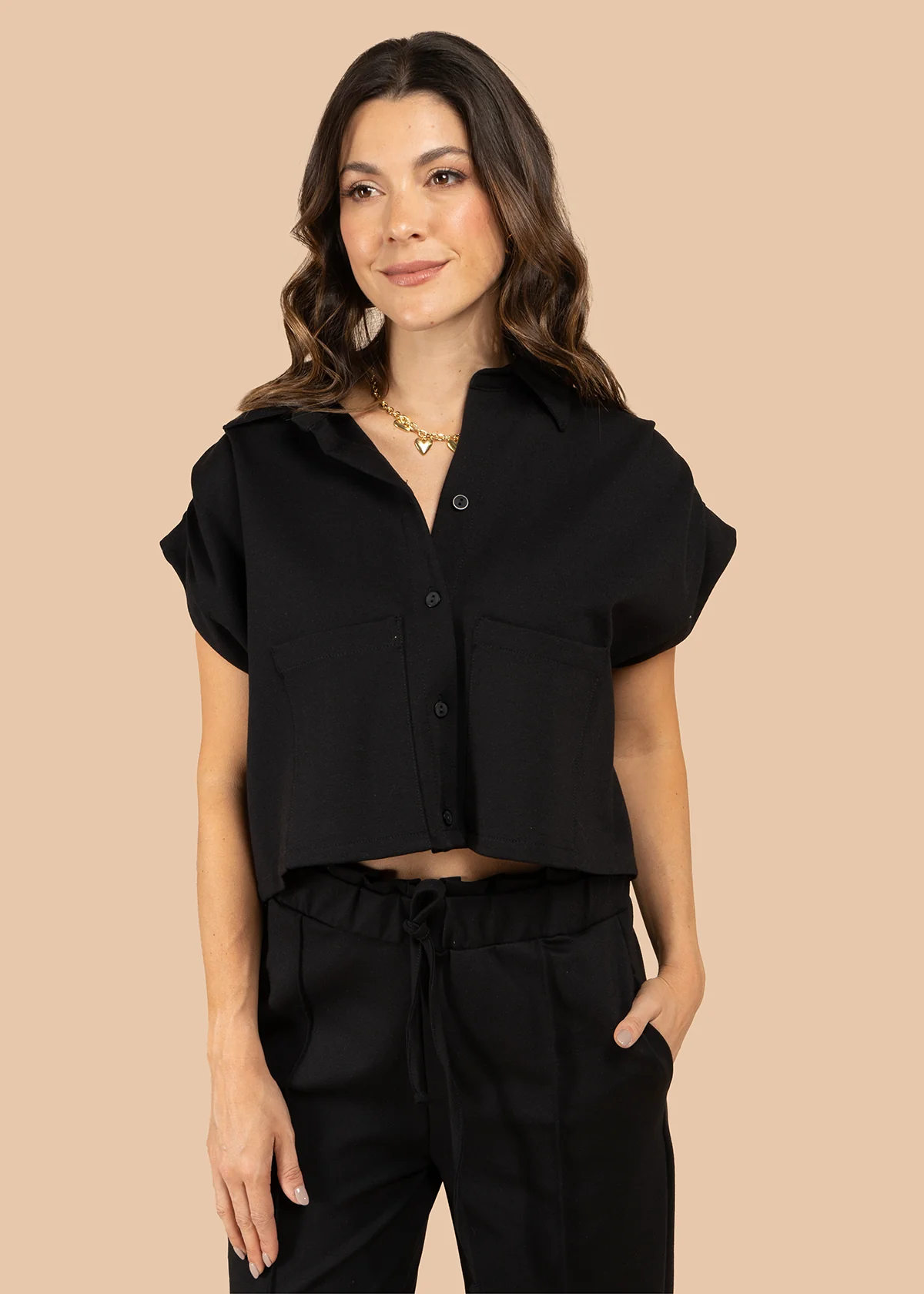 Blusa corta con bolsillos frontales color negro 105810