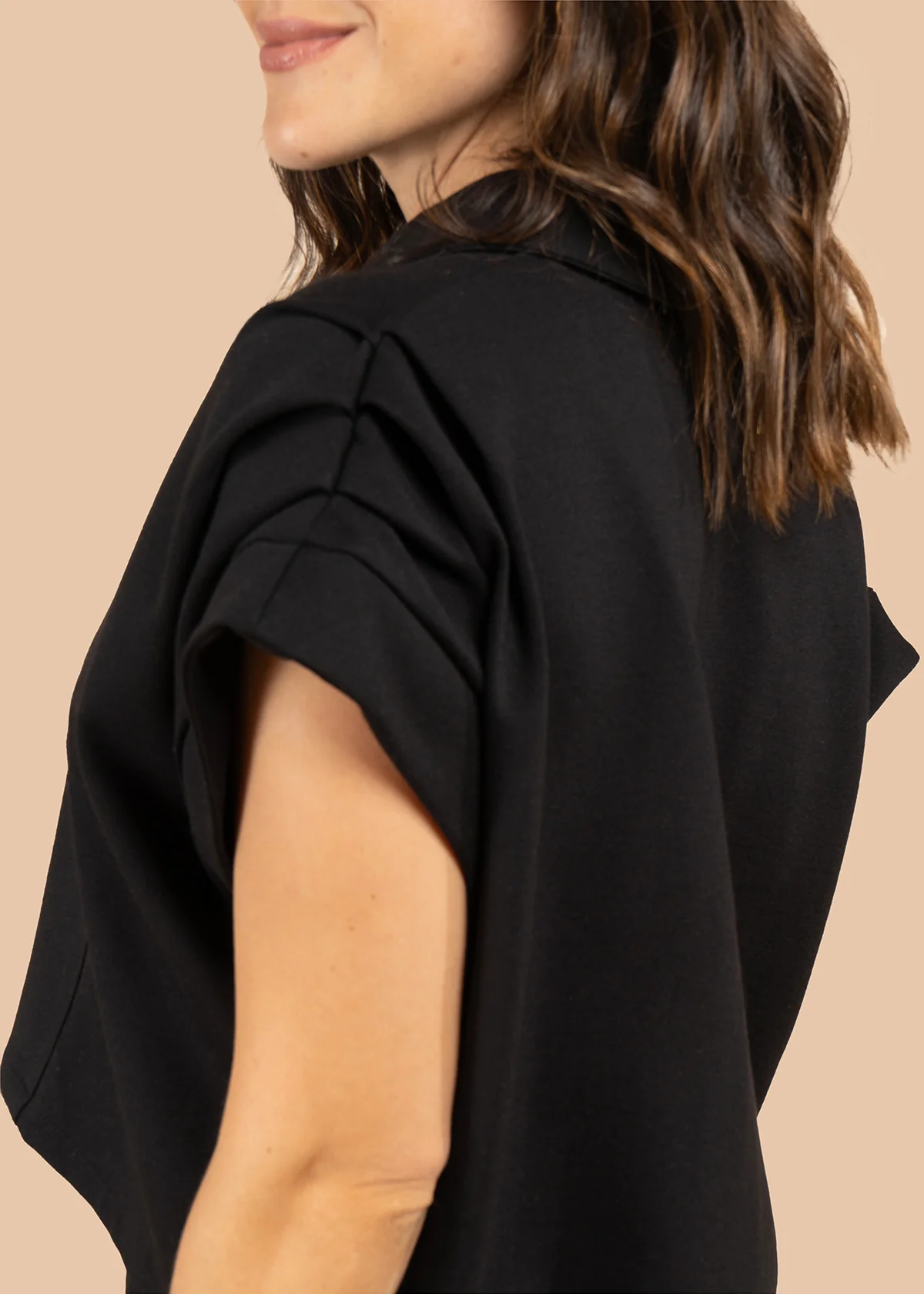 Blusa corta con bolsillos frontales color negro 105810 - Image 3