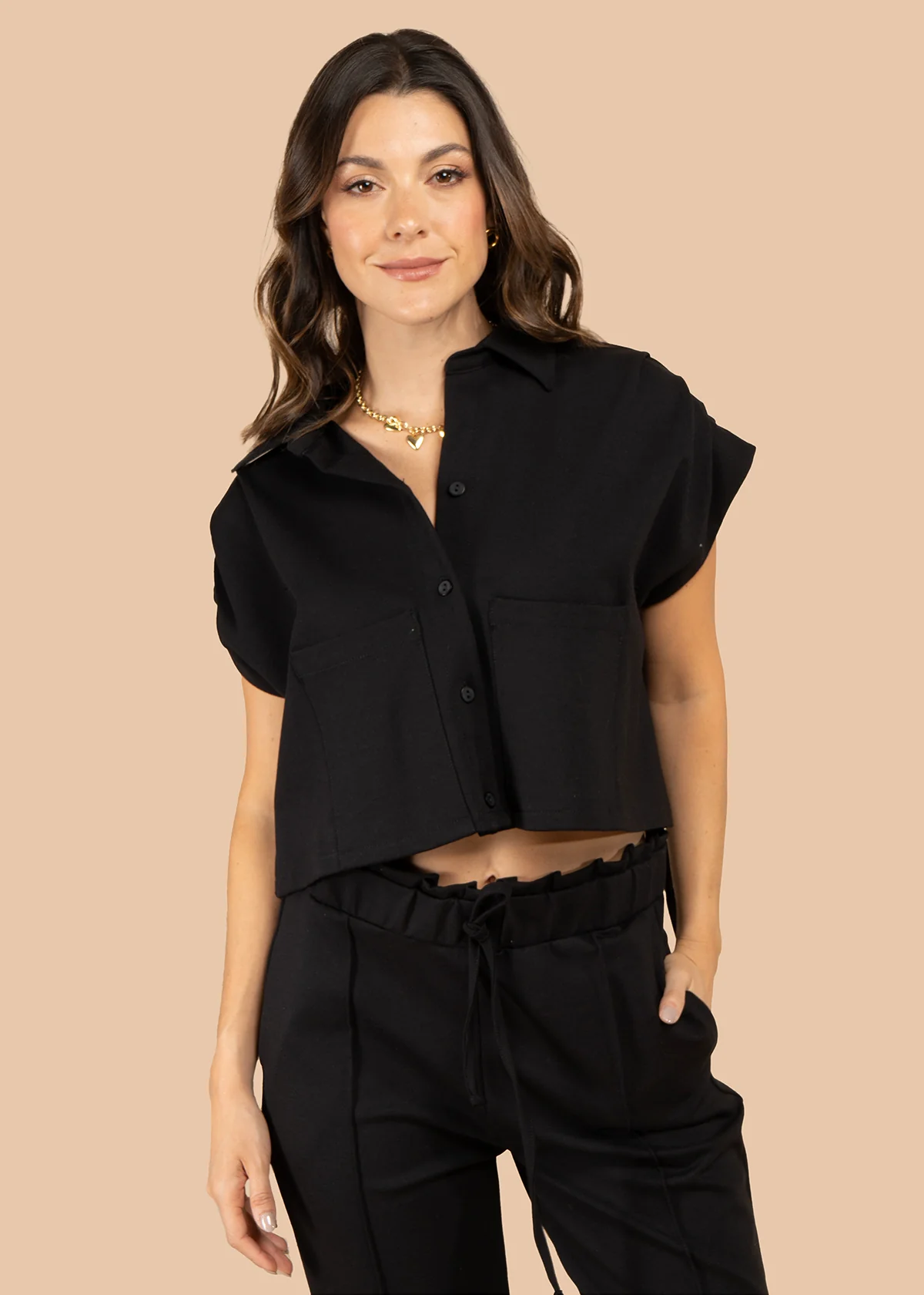 Blusa corta con bolsillos frontales color negro 105810 - Image 5