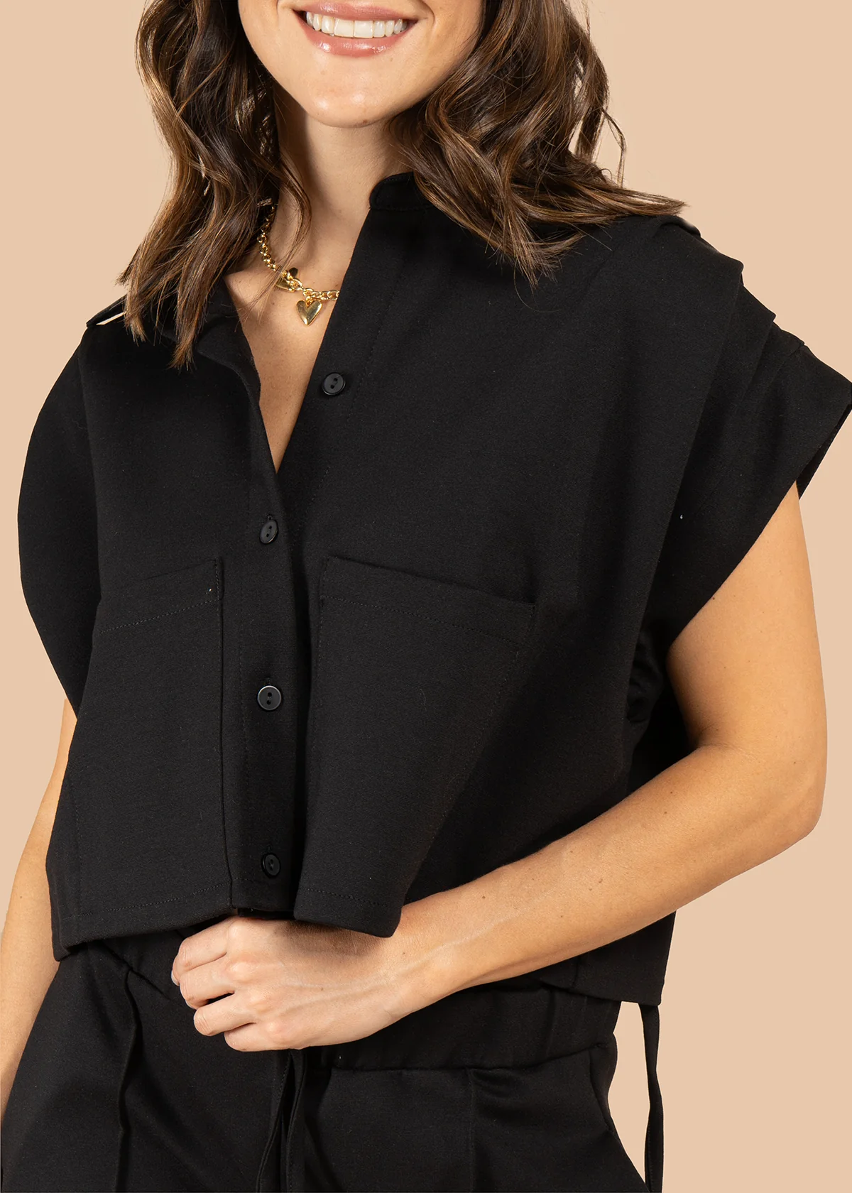 Blusa corta con bolsillos frontales color negro 105810 - Image 6