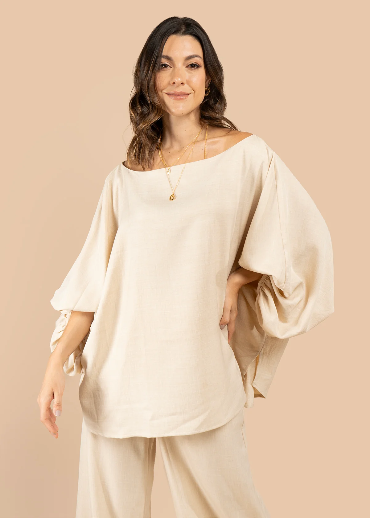 Blusa color arena cuello bandeja 105793