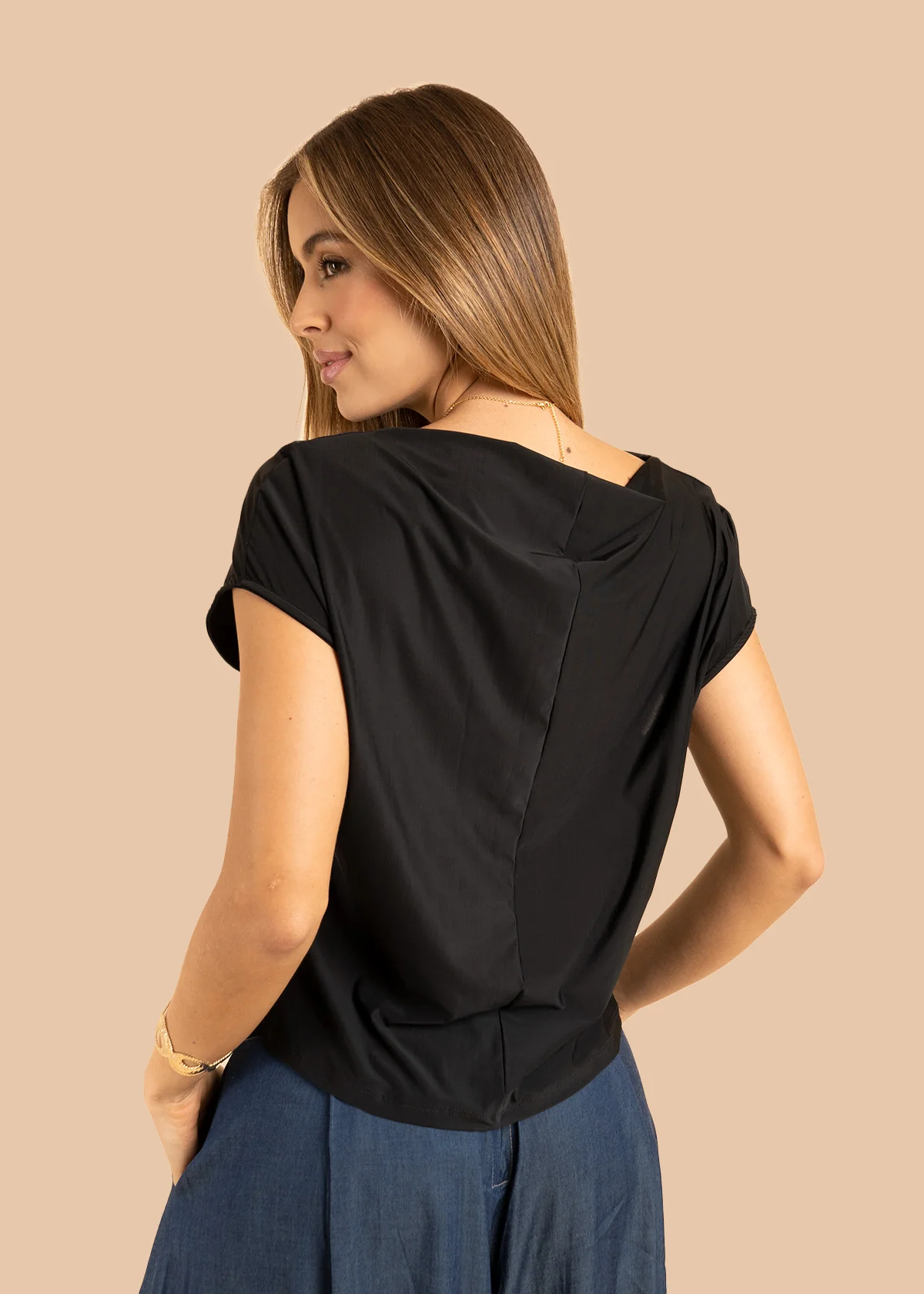 Blusa color negro con acabado suave y cuello amplio 106382 - Image 5