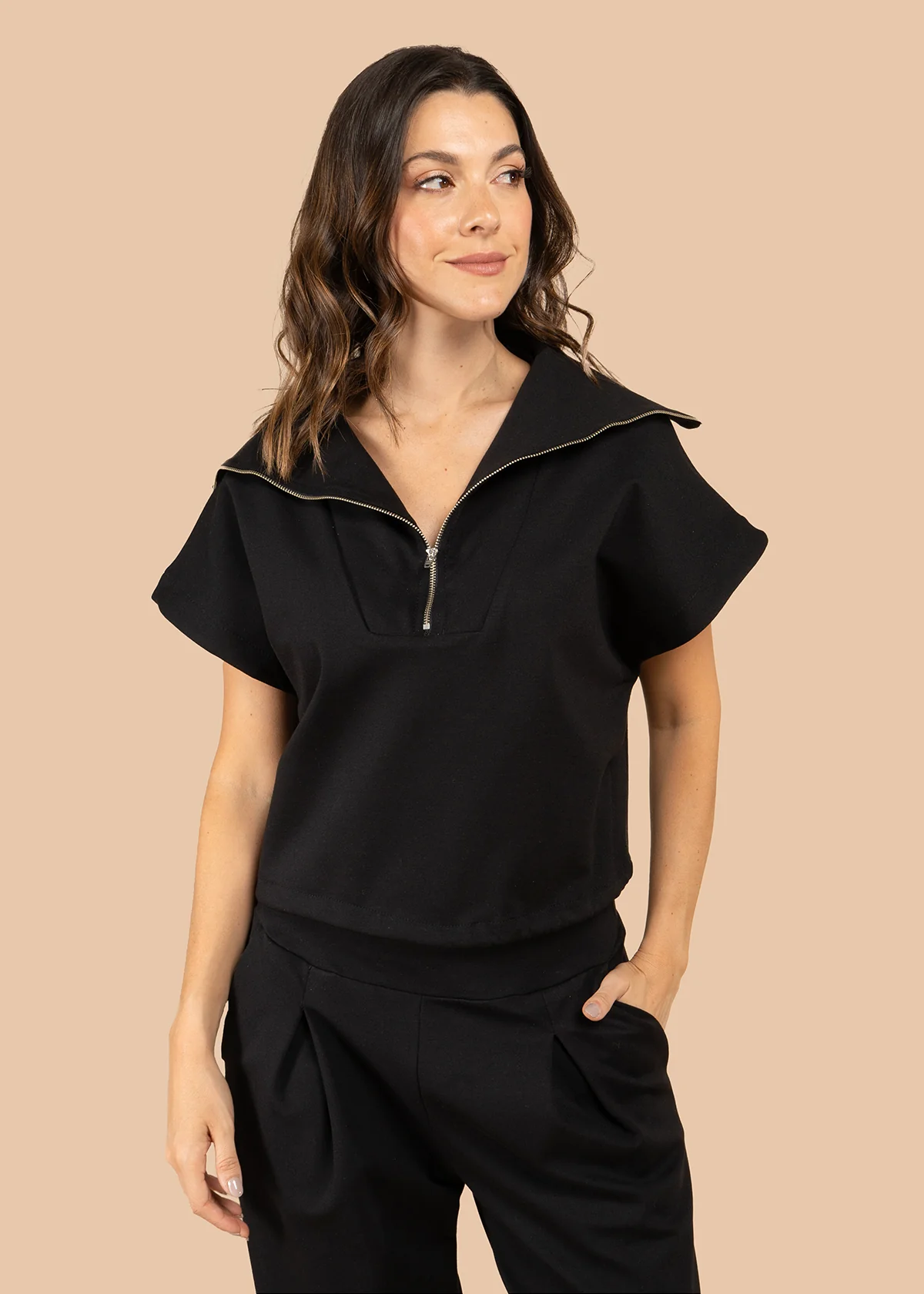Blusa color negro tipo polo con cierre metálico 105804 - Image 4