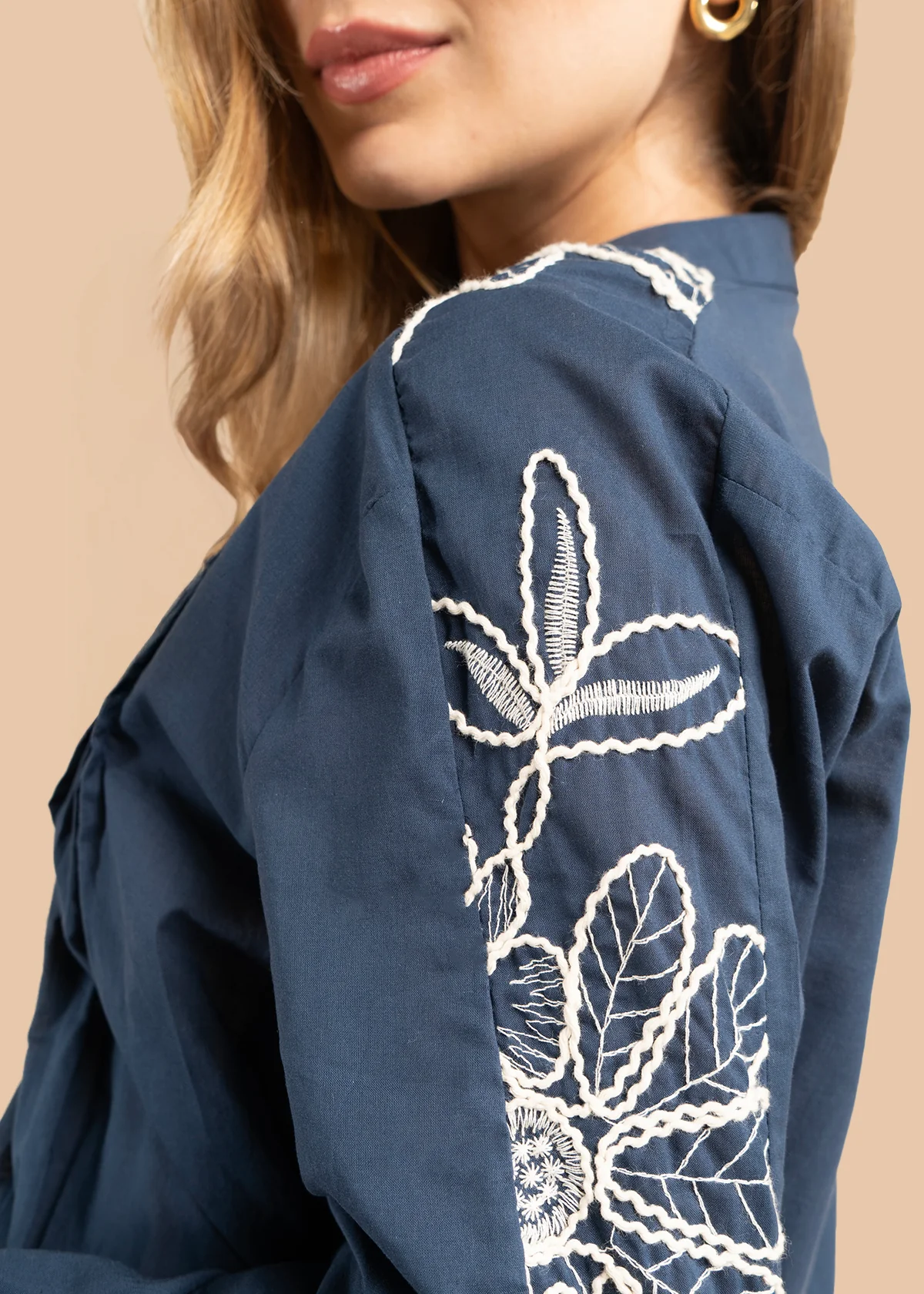 Blusa color azul con bordado blanco en hombros y mangas 105832 - Image 3