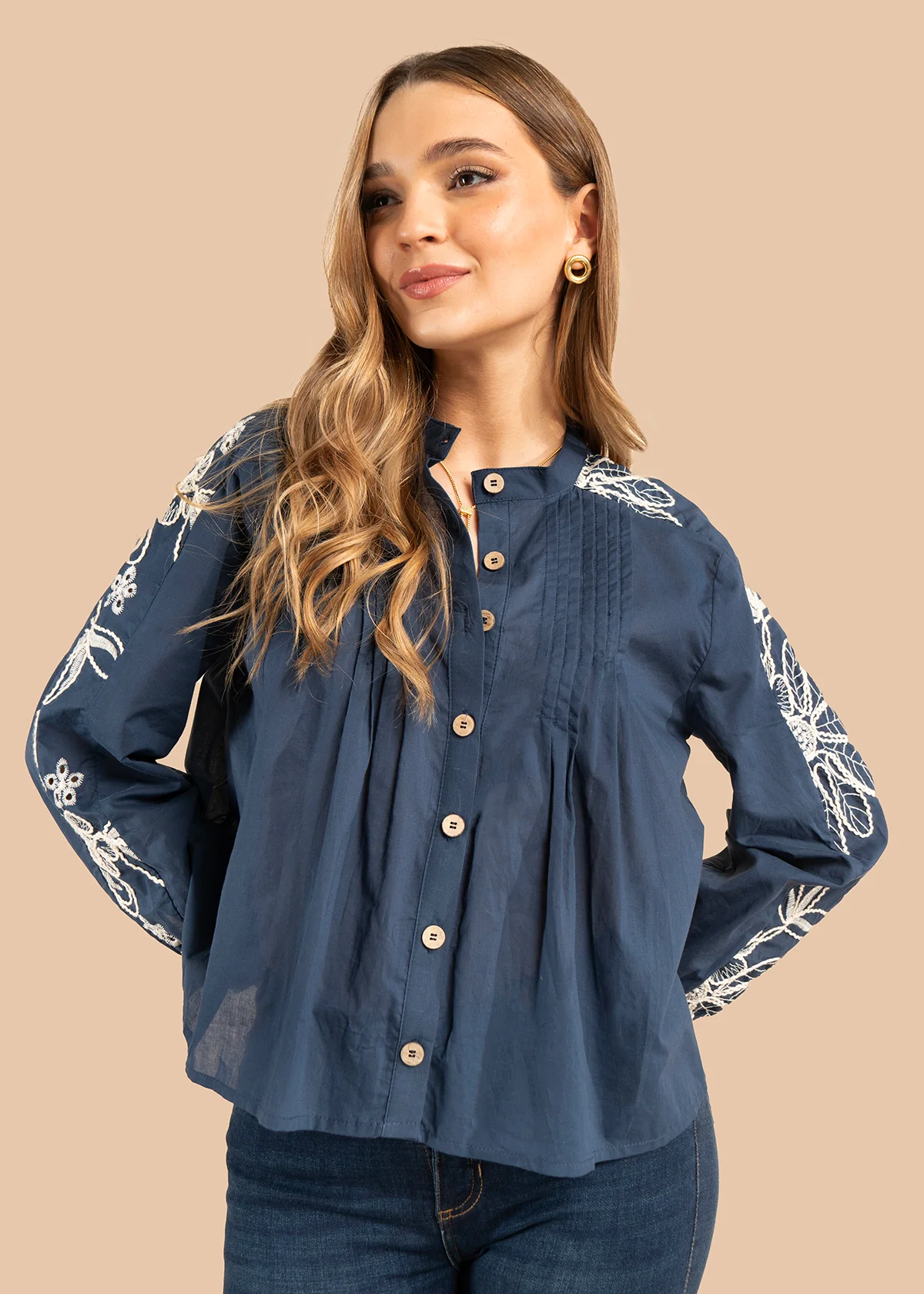 Blusa color azul con bordado blanco en hombros y mangas 105832 - Image 4